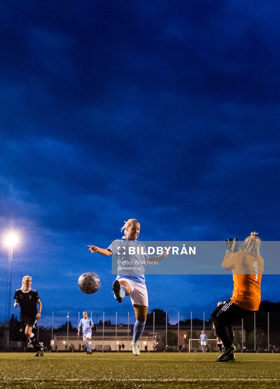 Malmö FFs Caroline Williamsdotter med en målchans mot