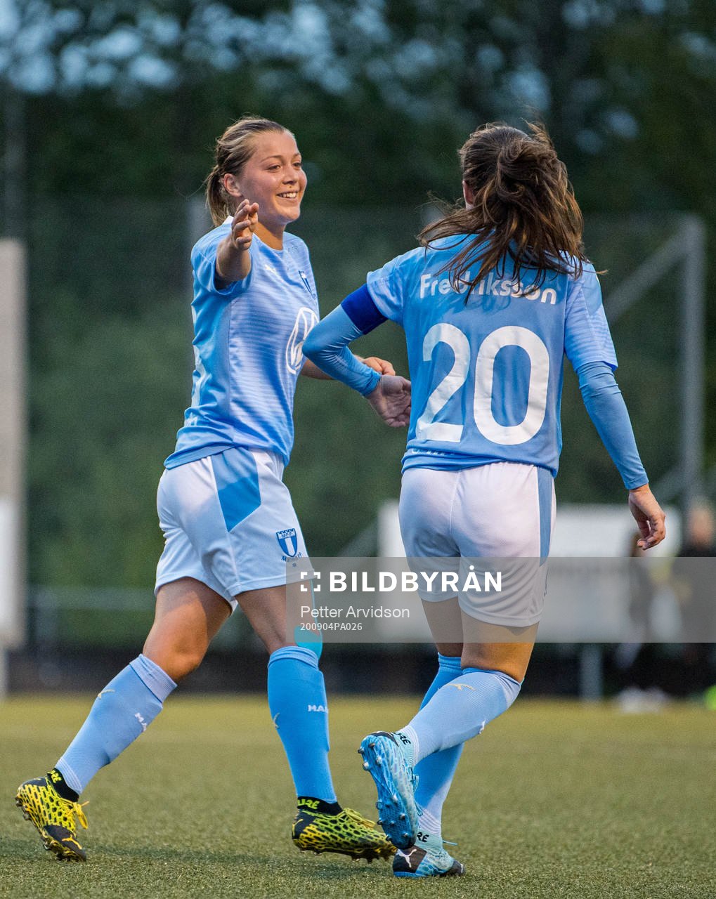 Malmö FFs Elvira Ramel jublar med Saga Fredriksson