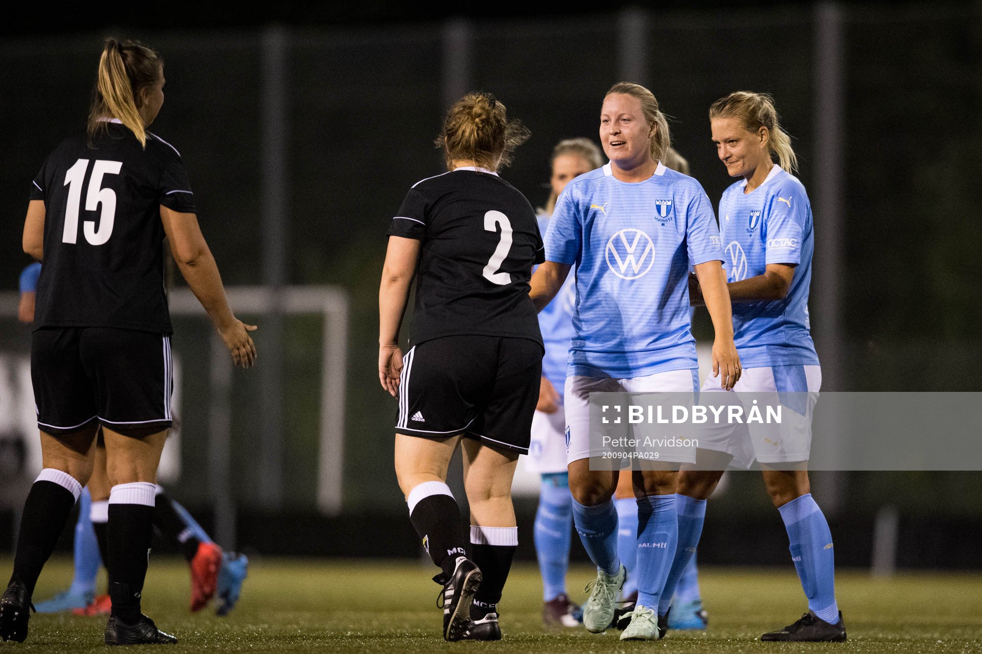 Malmö FFs Caroline Williamsdotter och Annelie Nilsson tackar Malmö City FCs Rebecka Malm efter fotbollsmatchen i Division 4 Sydvästra Skåne mellan Malmö City och Malmö FF den 4 september 2020 i Malmö.