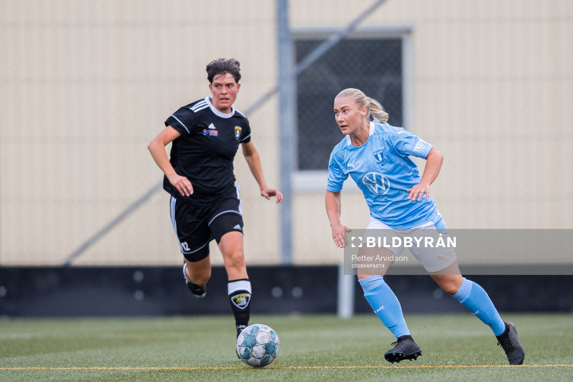 Malmö FFs Madeleine Hejde och Malmö City FCs Emelie Olsson under fotbollsmatchen i Division 4 Sydvästra Skåne mellan Malmö City och Malmö FF den 4 september 2020 i Malmö.