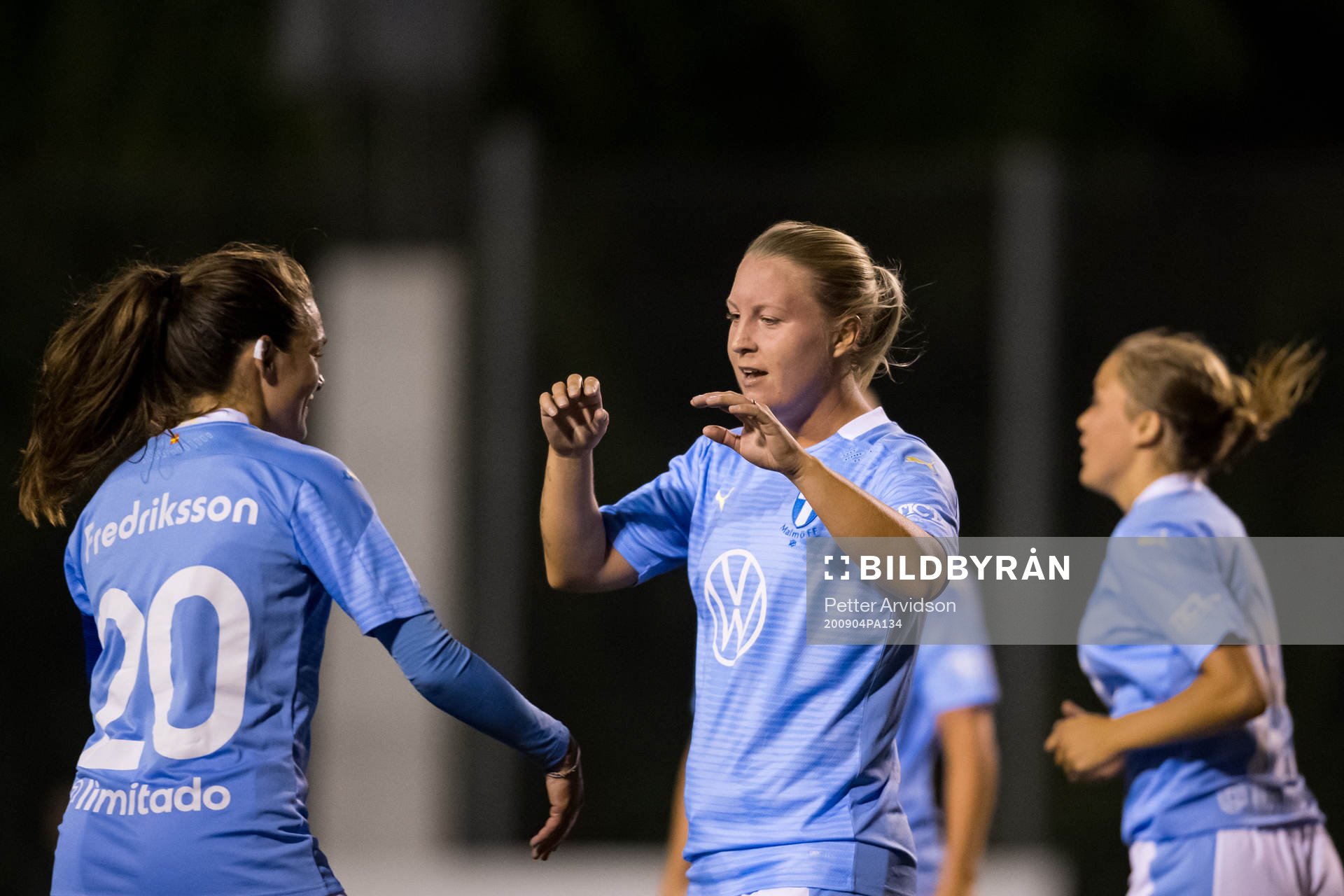 Malmö FFs Caroline Williamsdotter jublar med Saga