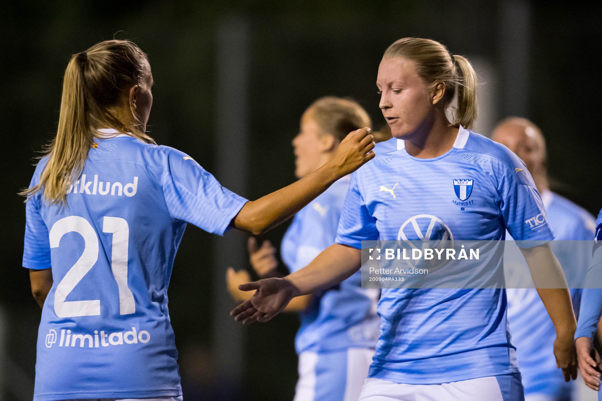 Malmö FFs Caroline Williamsdotter jublar med Elin Björklund efter 0-13 målet under fotbollsmatchen i Division 4 Sydvästra Skåne mellan Malmö City och Malmö FF den 4 september 2020 i Malmö.