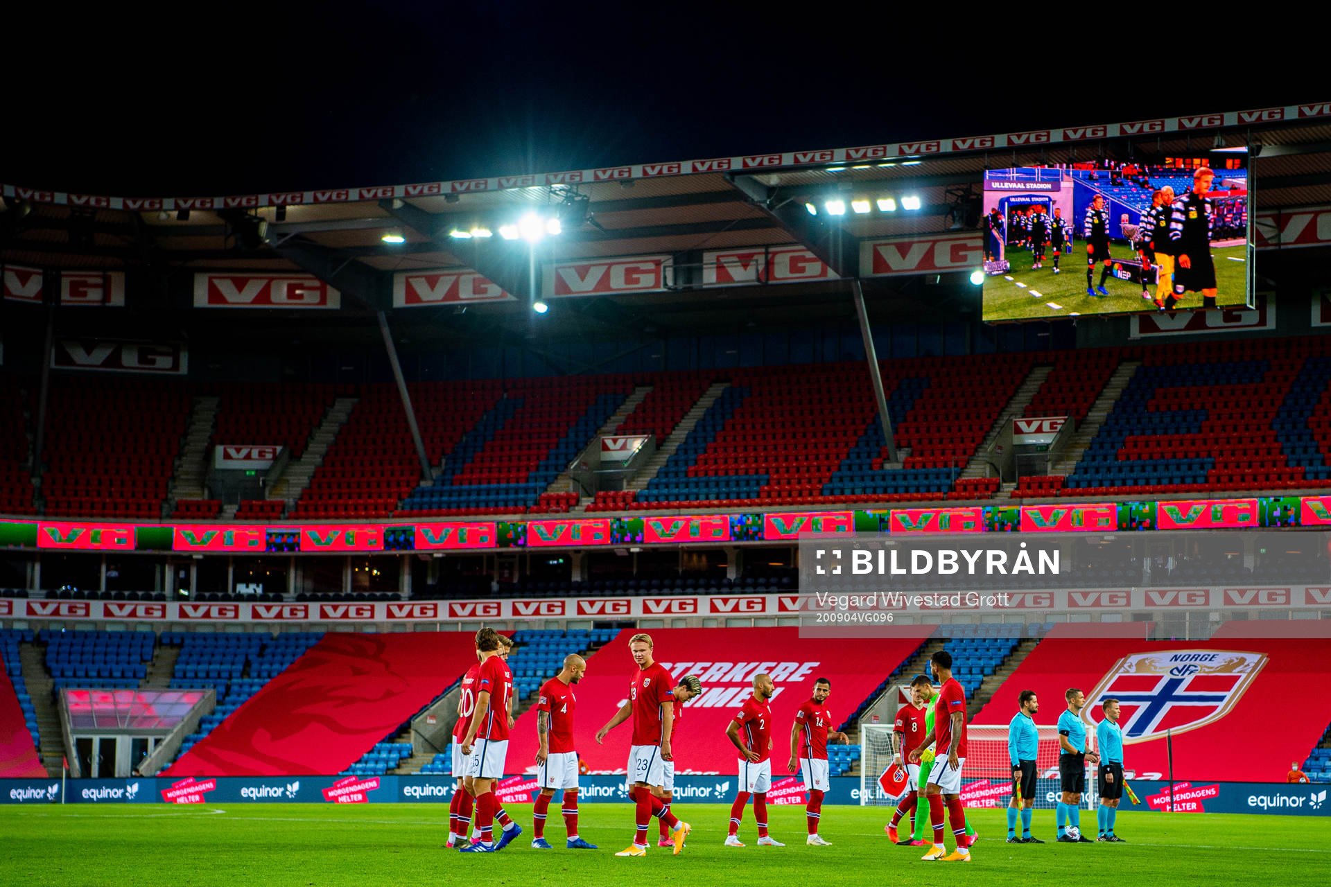 Erling Braut Haaland and the players of Norway enter the