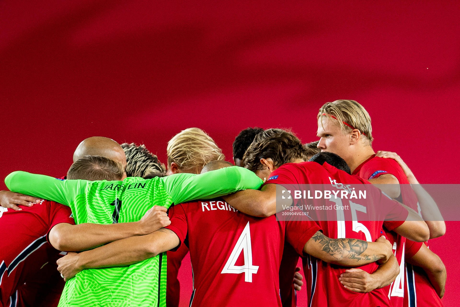 Erling Braut Haaland and the players of Norway gather in a