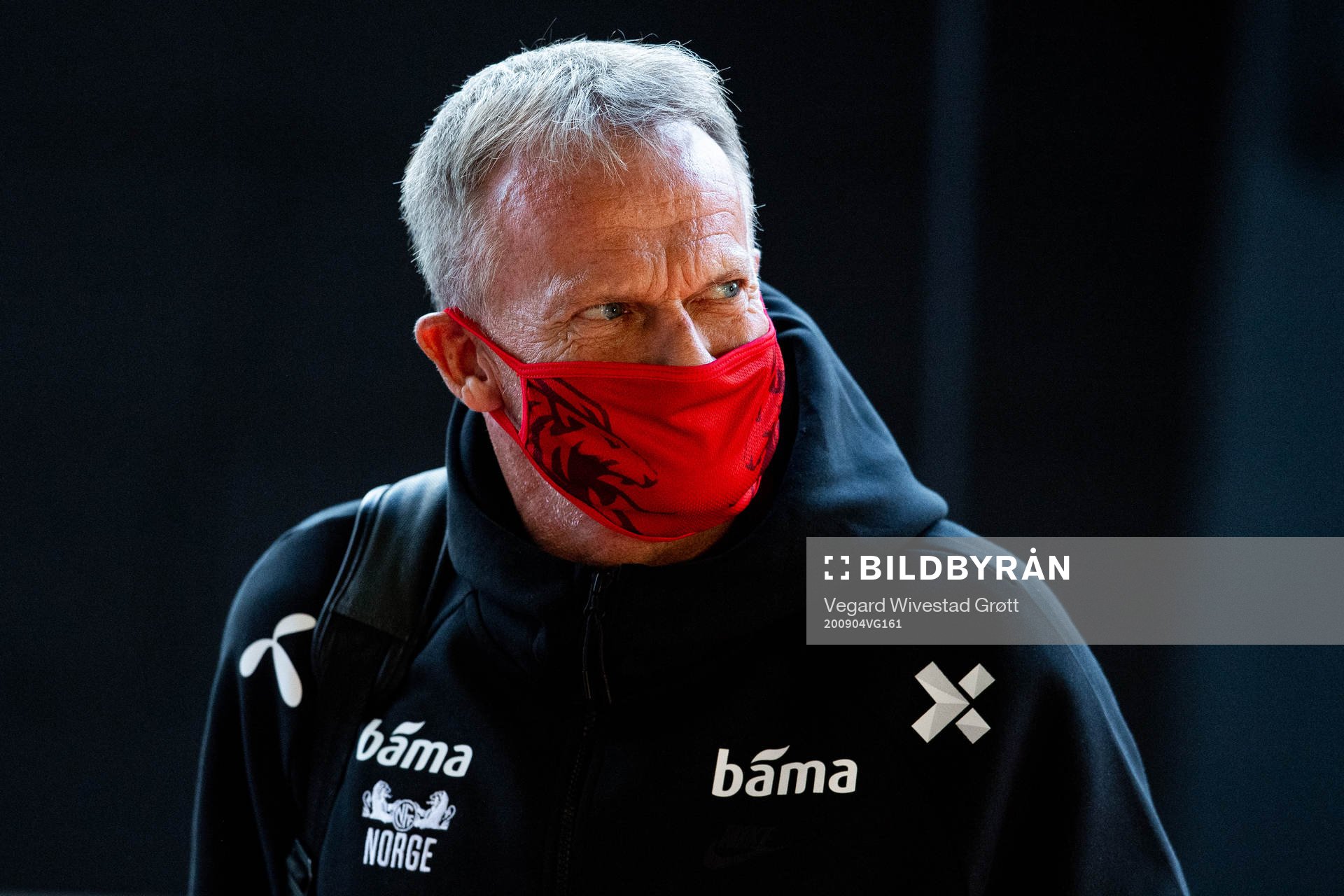 Frode Grodås, goalkeeper coach of Norway, arrives wearing