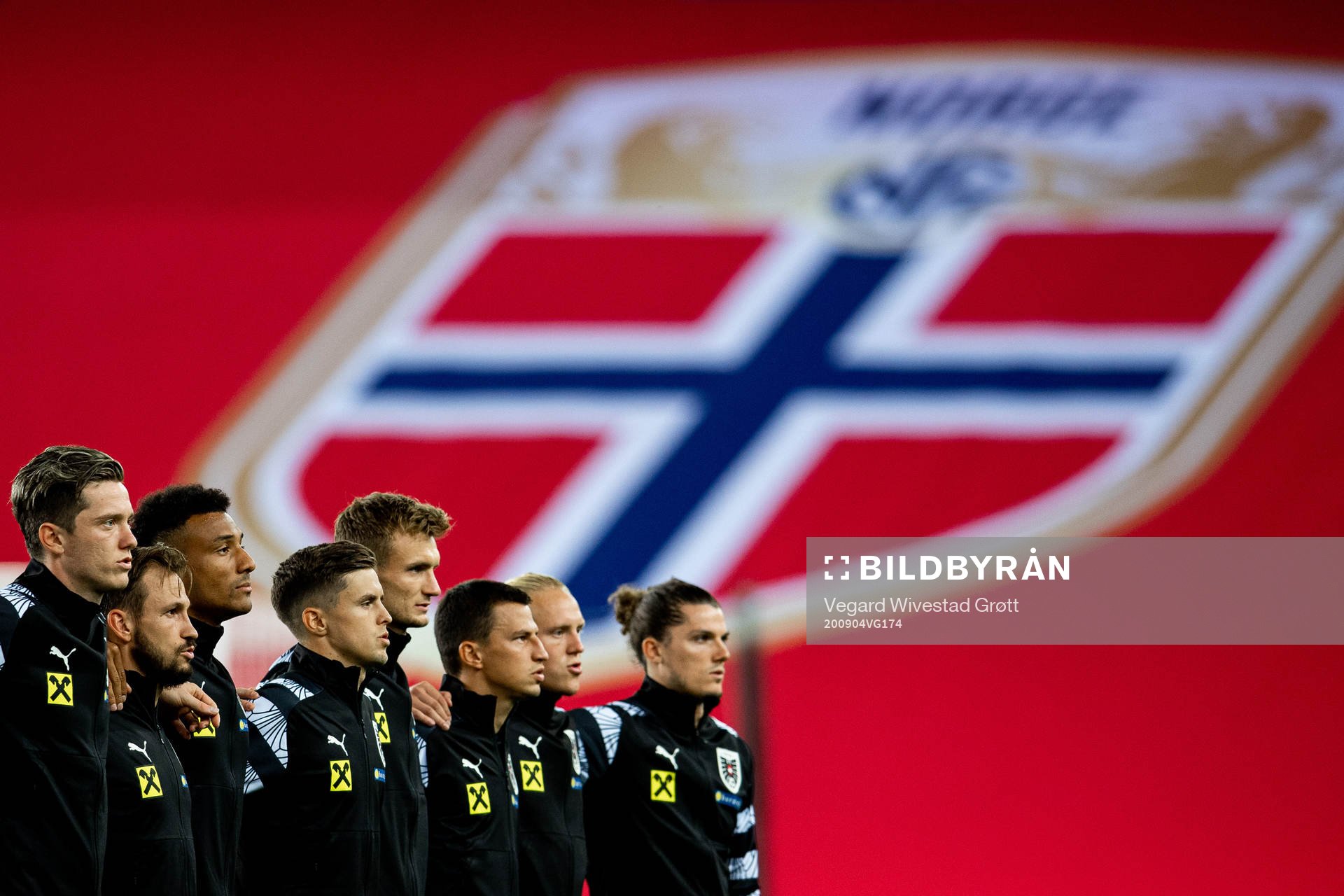 Karim Onisiwo and the players of Austria line up