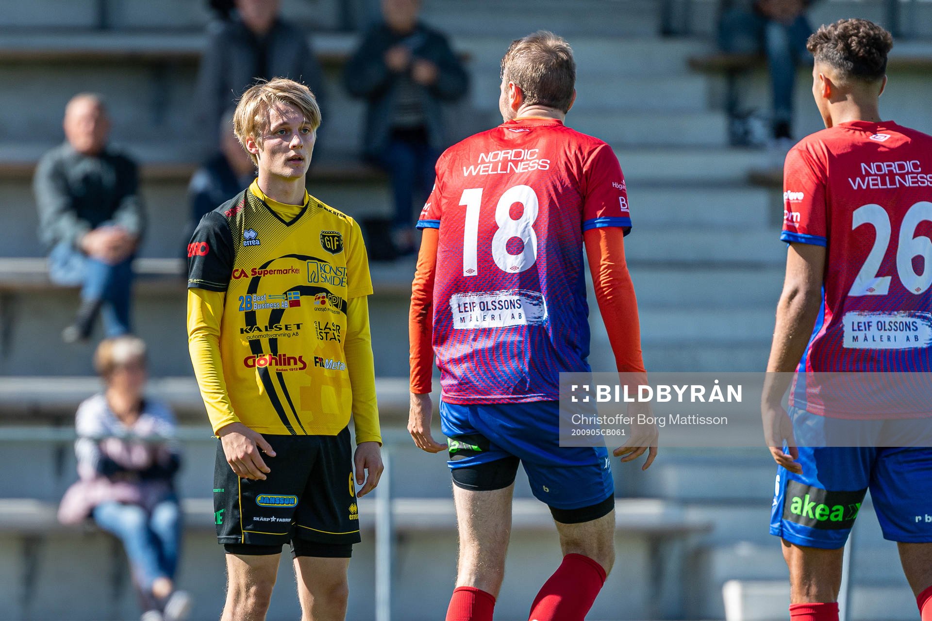 Gnosjös Philip Koppelo i diskussion med Höganäs Mattias