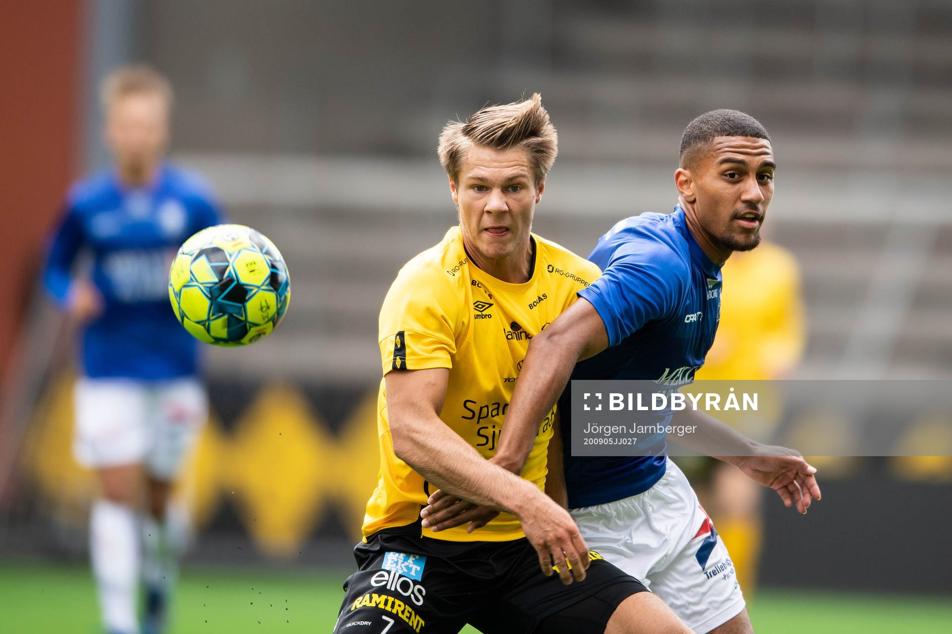 Elfsborgs Gustav Broman och Trelleborgs Gabriel Johnson under fotbollsmatchen i P19 Allsvenskan mellan Elfsborg och Trelleborg den 5 september 2020 i Borås.