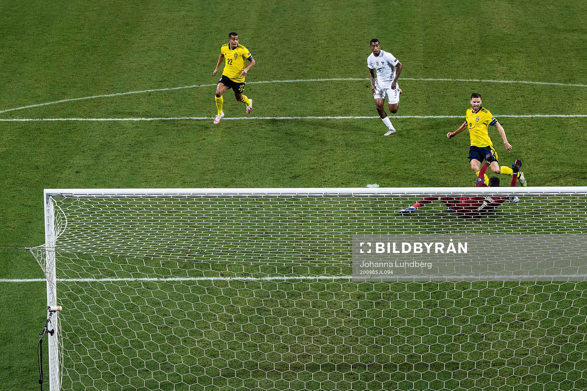 Marcus Berg of Sweden against goalkeeper Hugo Lloris of