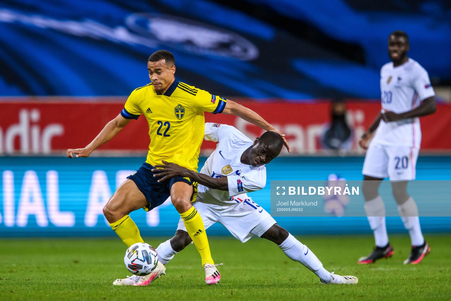 Robin Quaison of Sweden and N'Golo Kanté of France