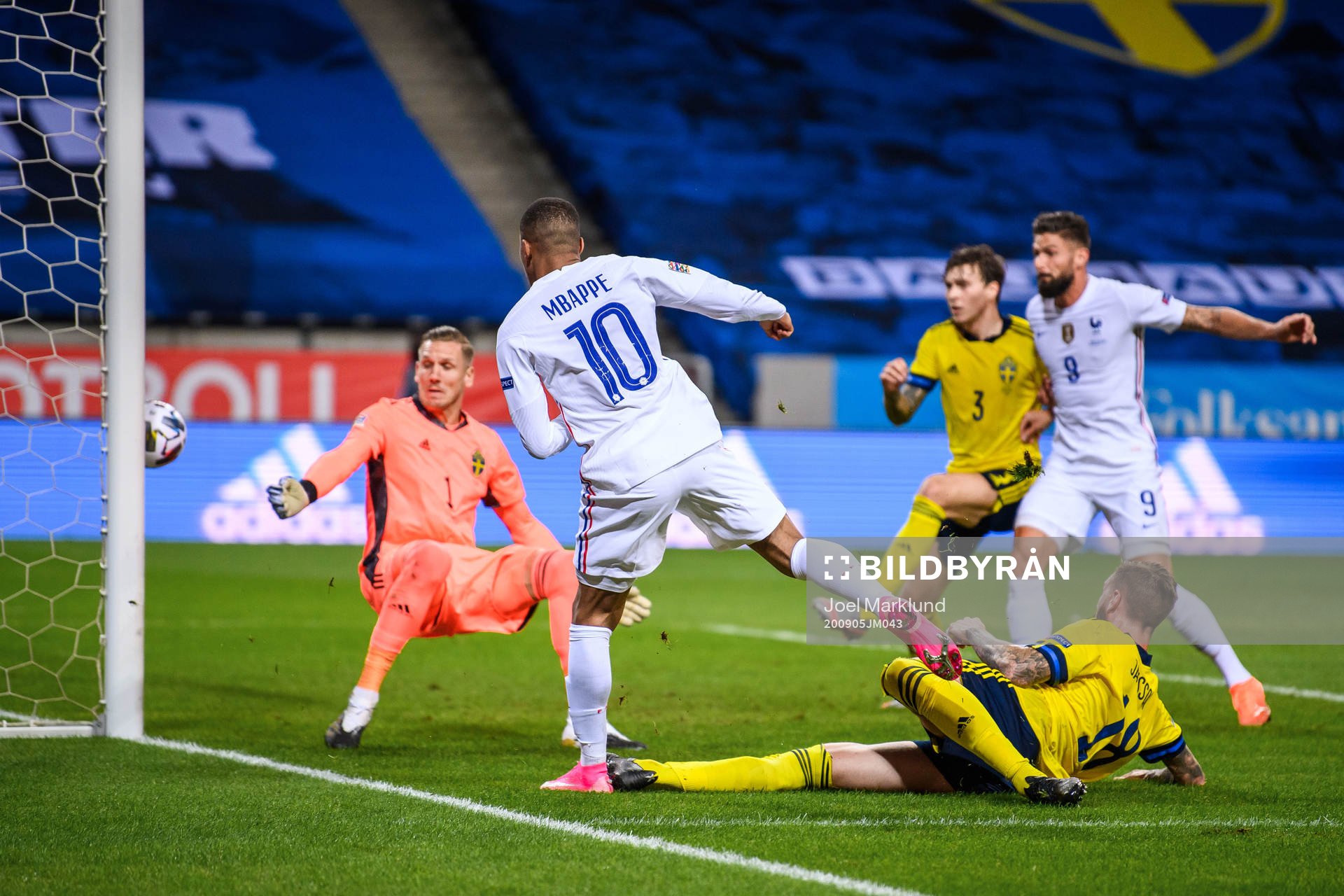 Kylian Mbappé of France scores 0-1 behind goalkeeper Robin