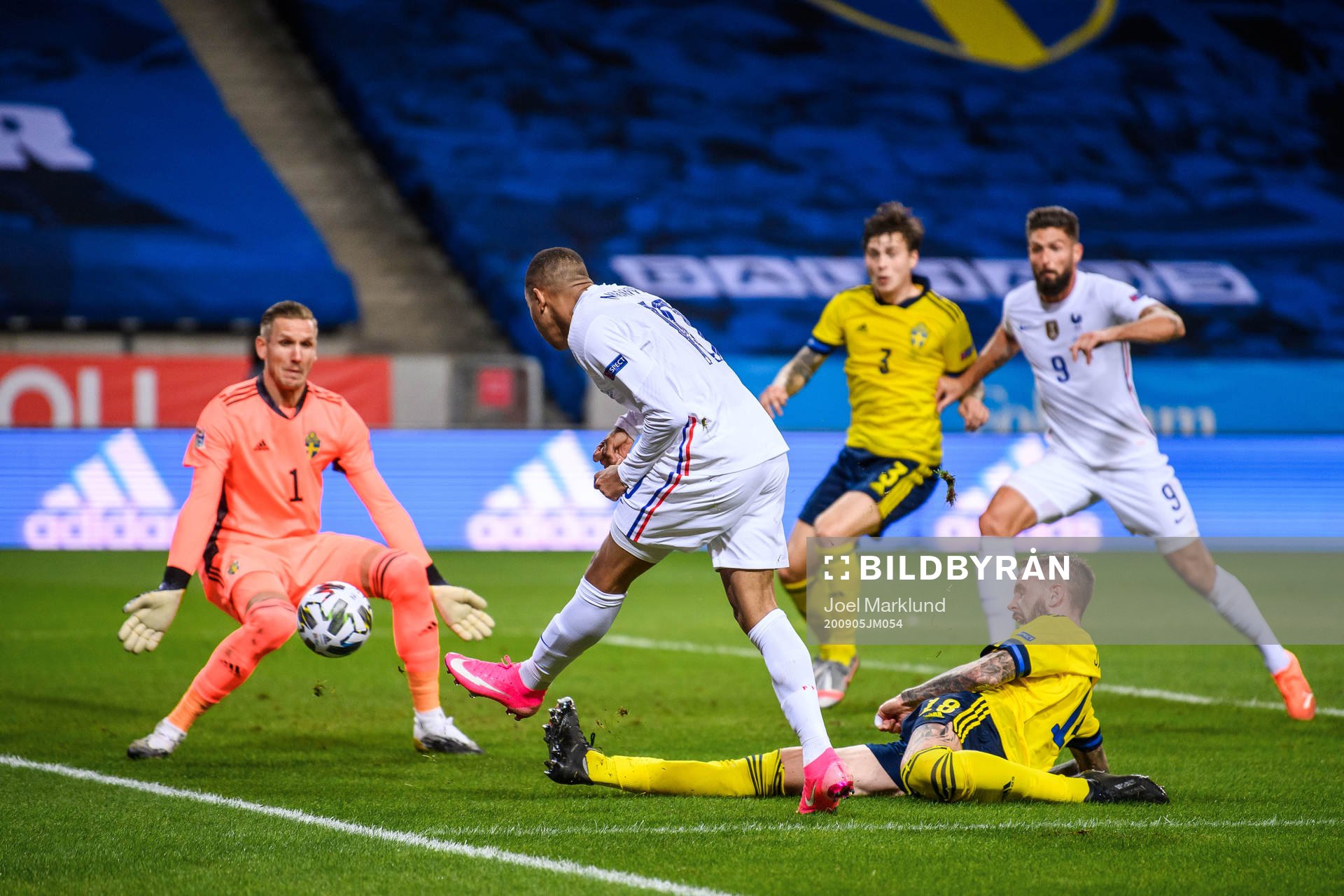 Kylian Mbappé of France scores 0-1 behind goalkeeper Robin