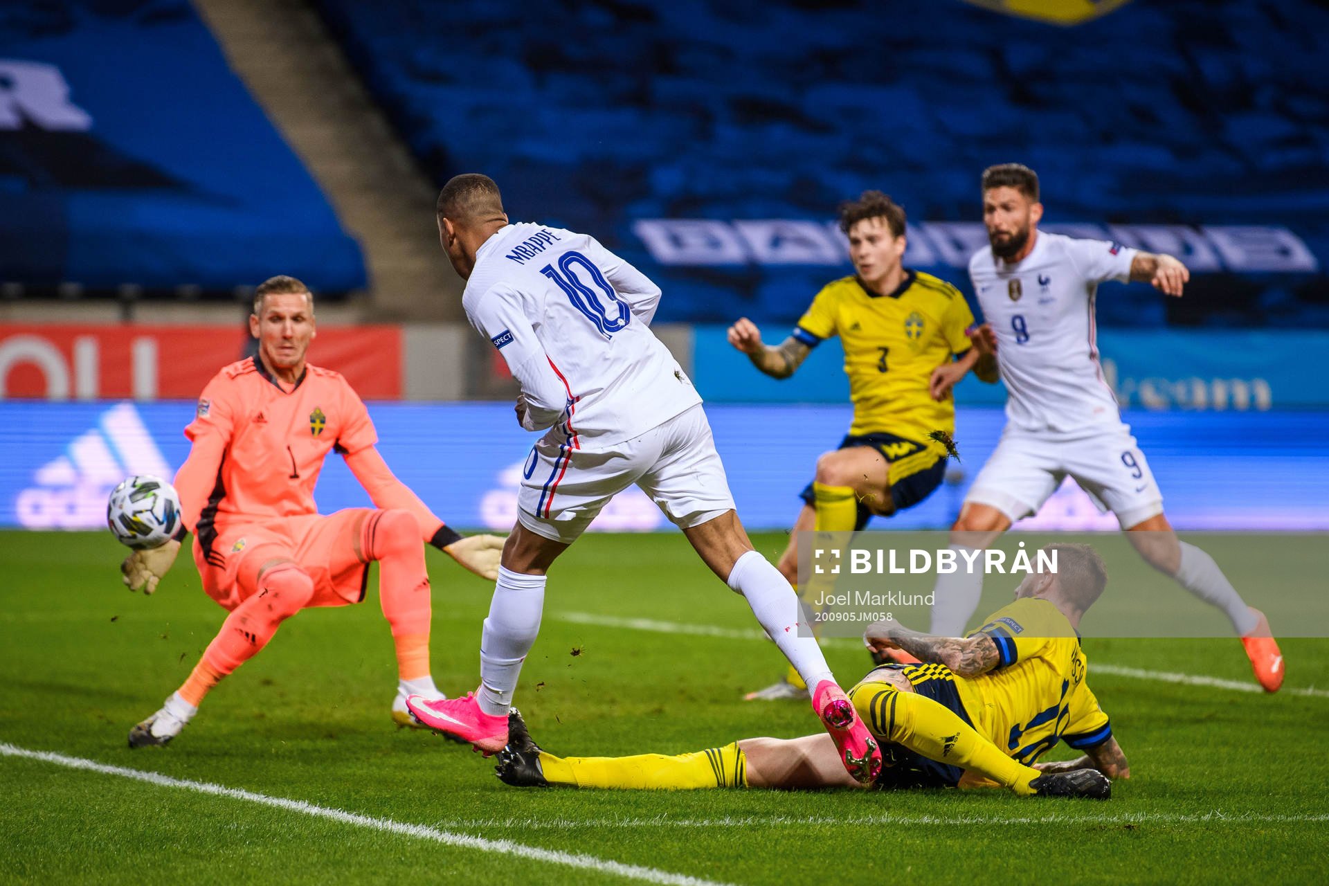 Kylian Mbappé of France scores 0-1 behind goalkeeper Robin