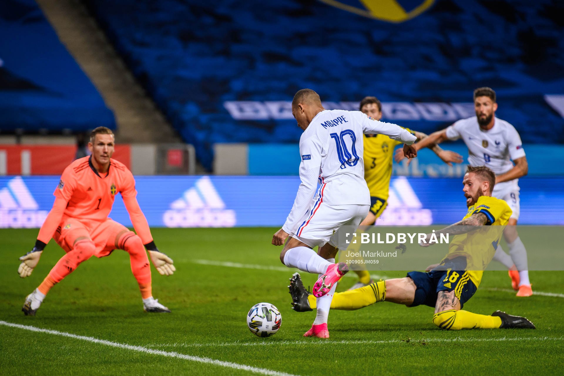 Kylian Mbappé of France scores 0-1 behind goalkeeper Robin