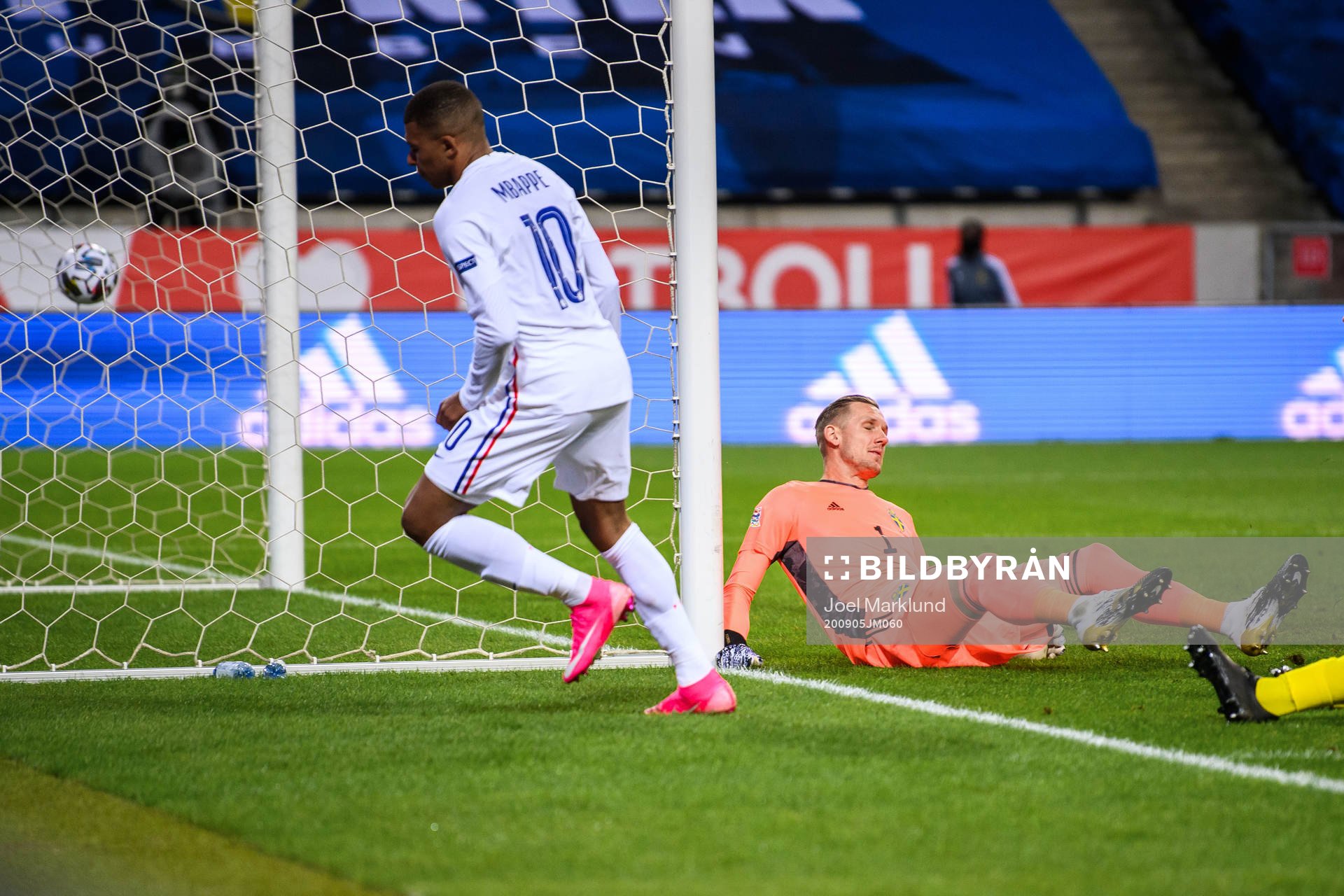 Kylian Mbappé of France scores 0-1 behind goalkeeper Robin