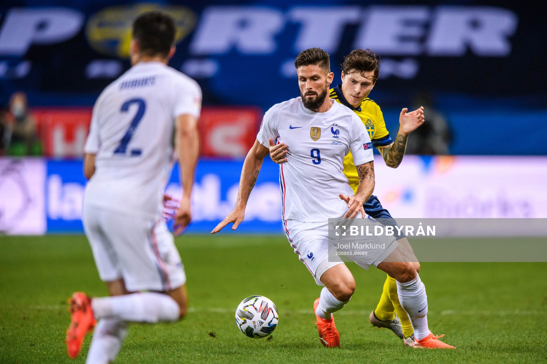 Olivier Giroud of France and Victor Nilsson Lindelöf
