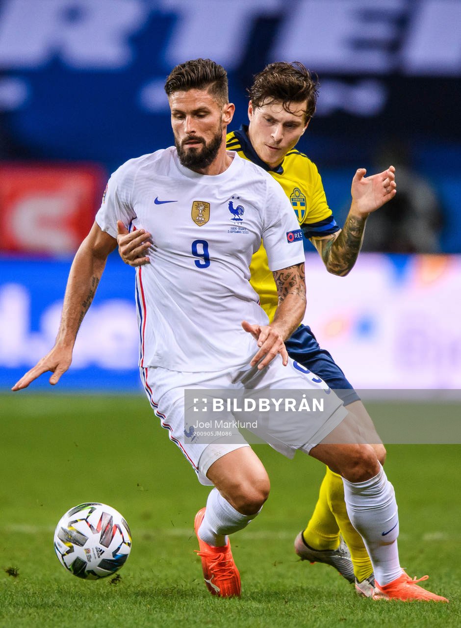 Olivier Giroud of France and Victor Nilsson Lindelöf