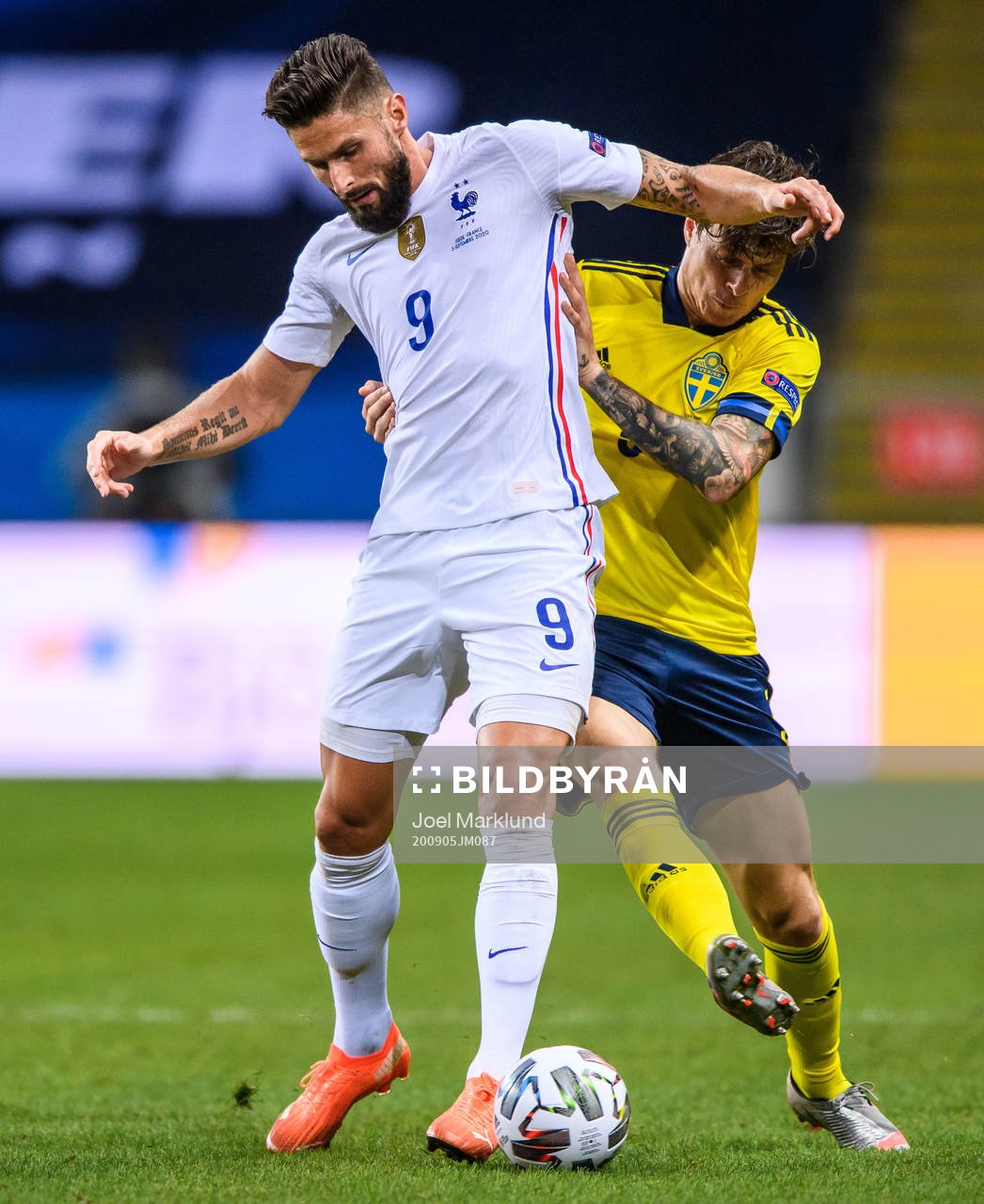 Olivier Giroud of France and Victor Nilsson Lindelöf of