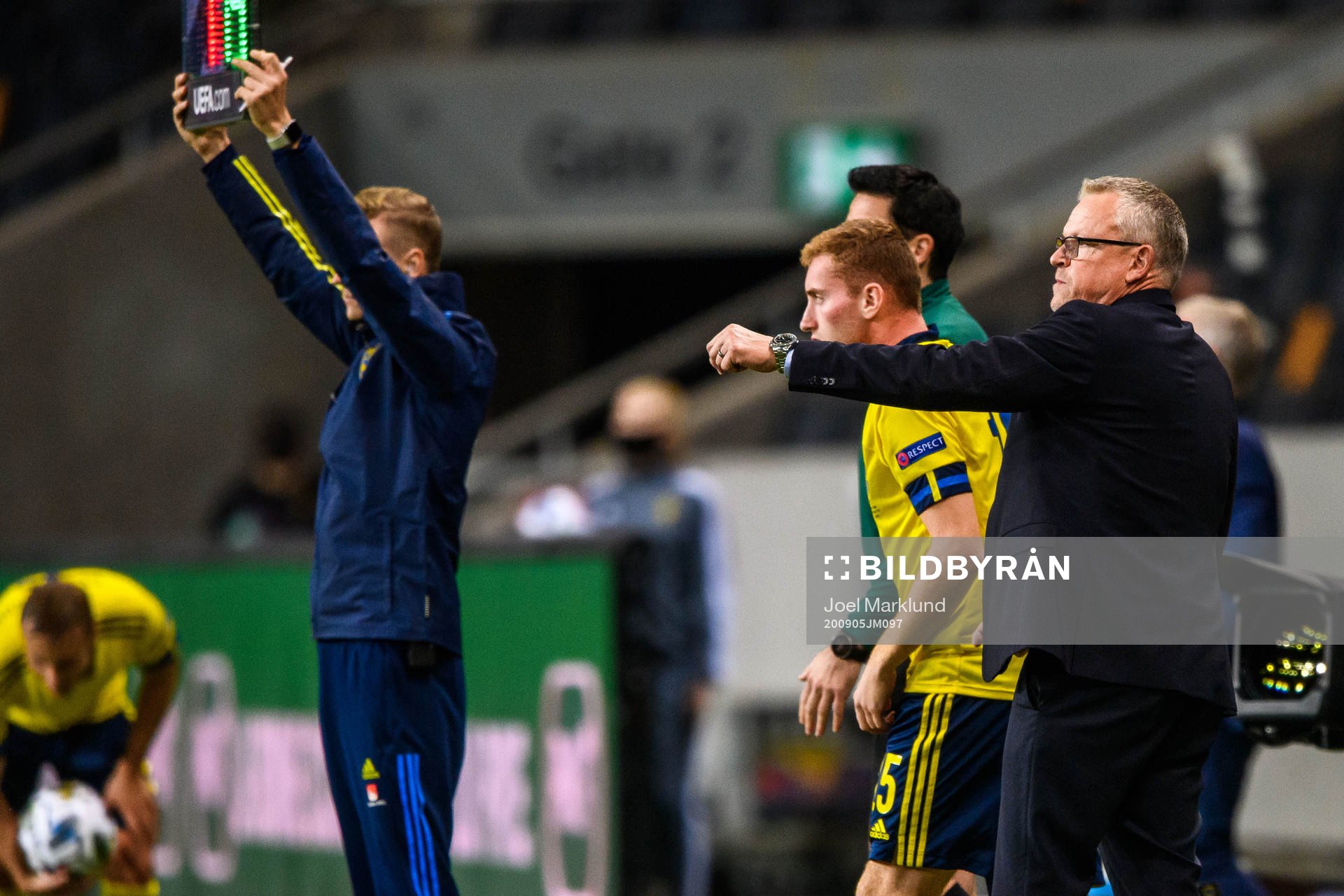 Head coach Janne Andersson and Dejan Kulusevski of Sweden