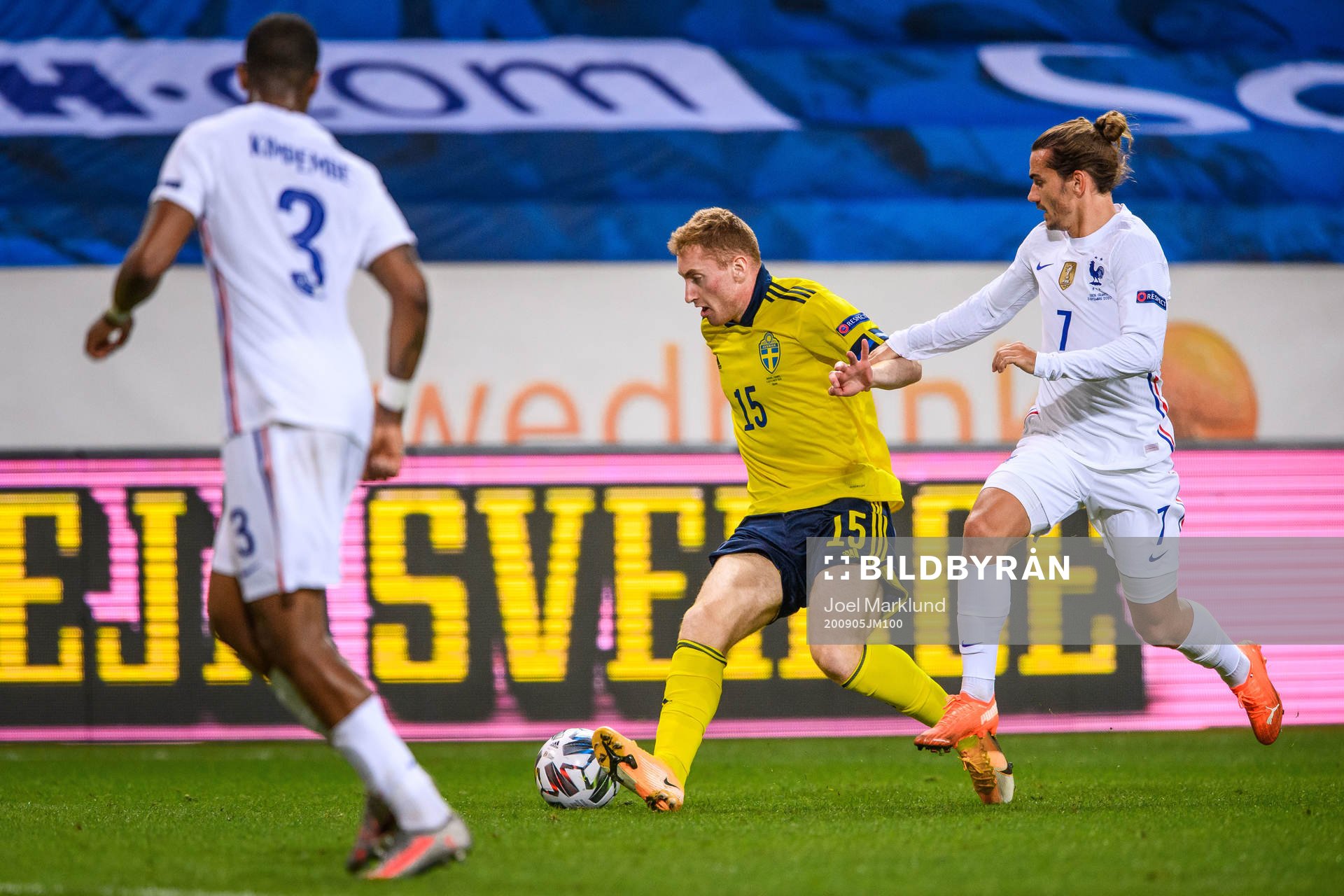 Dejan Kulusevski of Sweden and Antoine Griezmann of France