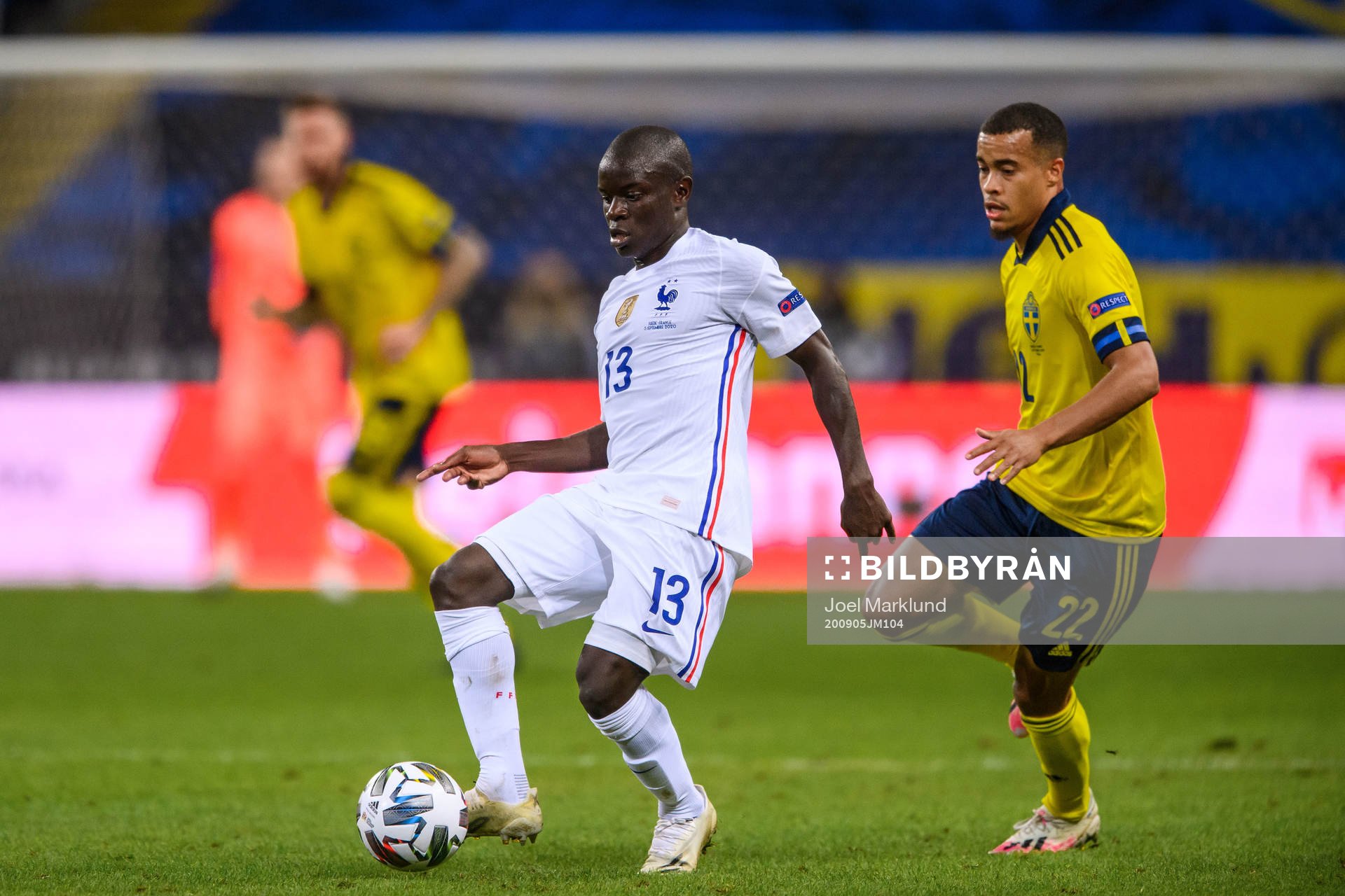 N'Golo Kanté of France and Robin Quaison of Sweden
