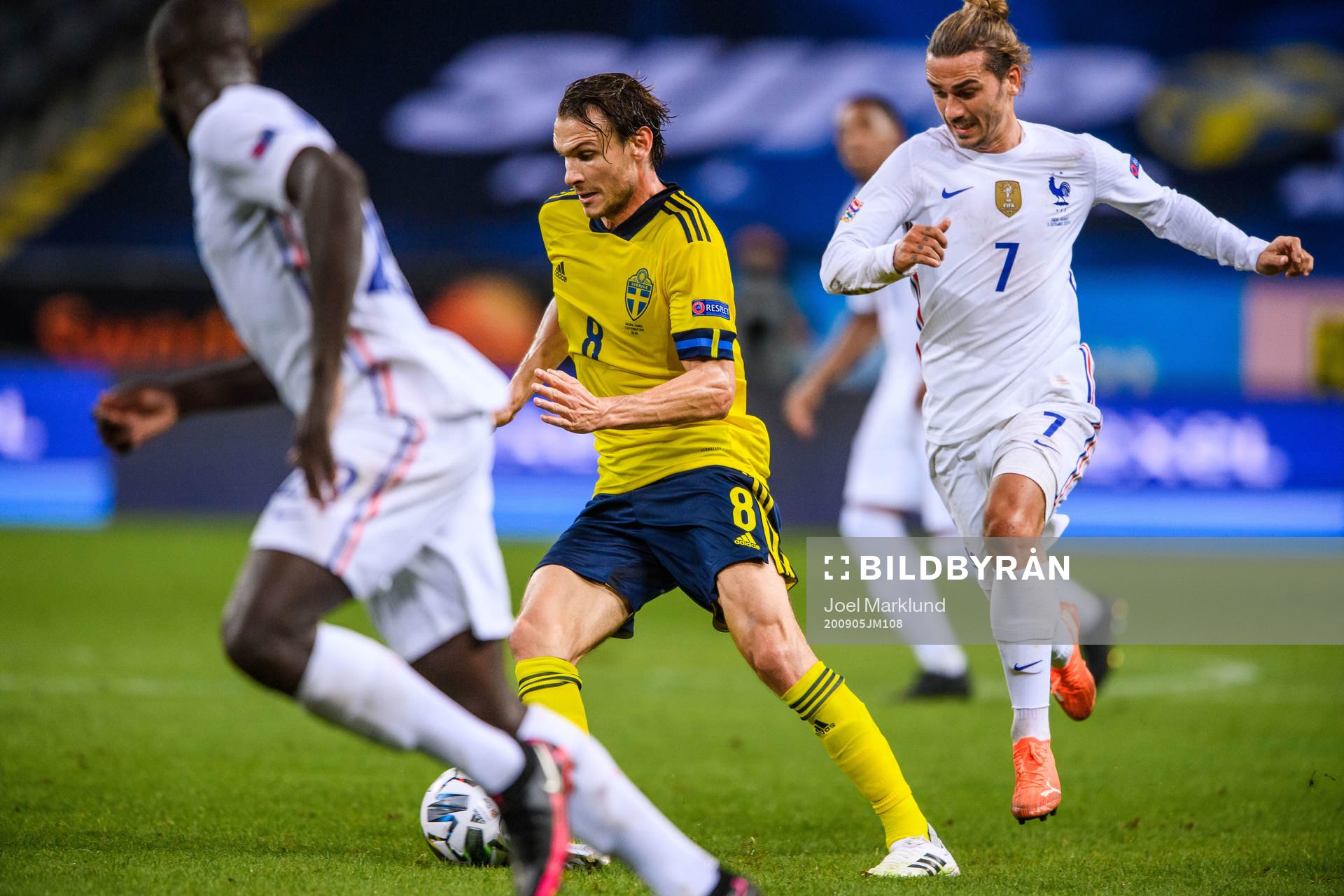 Albin Ekdal of Sweden and Antoine Griezmann of France