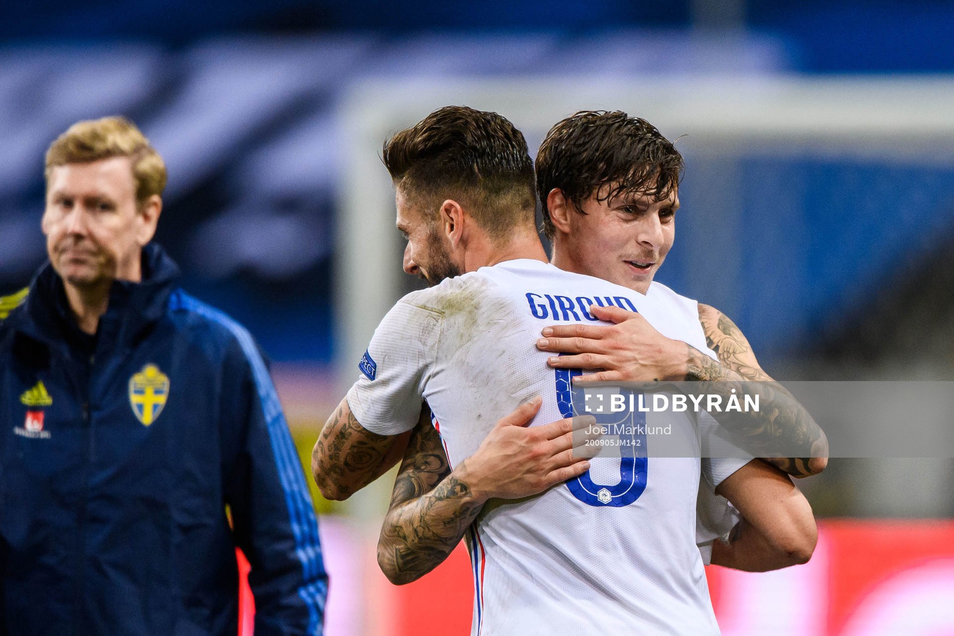 Olivier Giroud of France and Victor Nilsson Lindelöf of