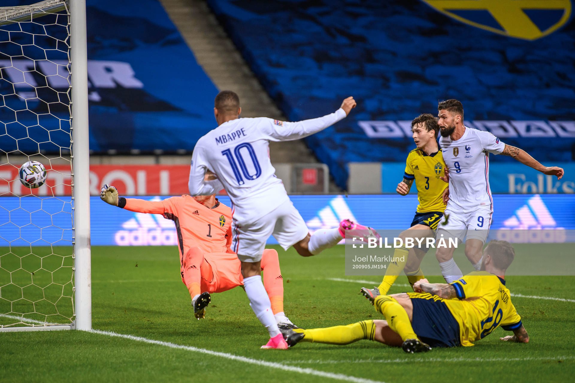 Kylian Mbappé of France scores 0-1 behind goalkeeper Robin