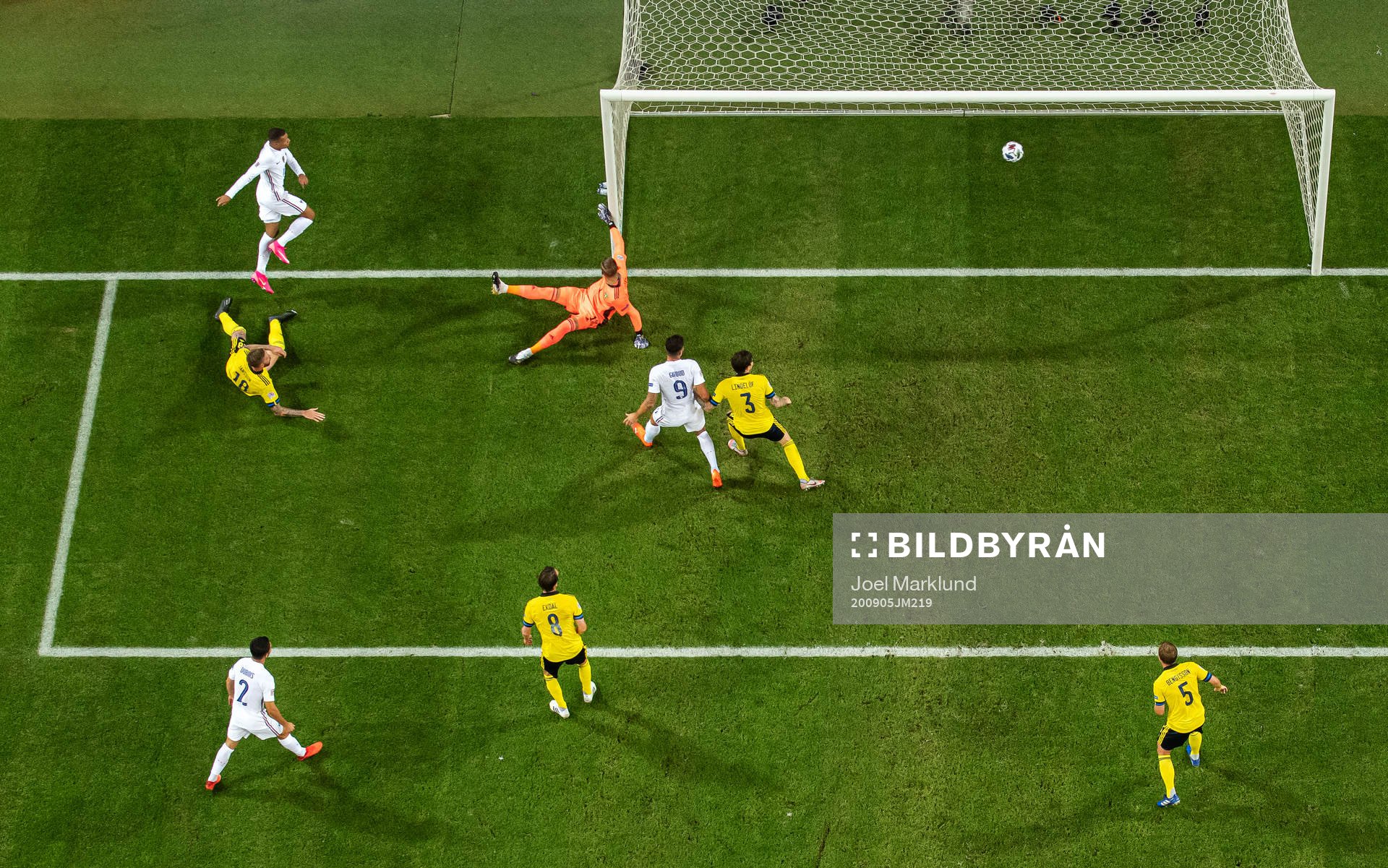 Kylian Mbappé of France scores 0-1 behind goalkeeper Robin