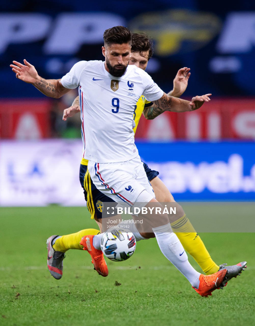 Olivier Giroud of France and Victor Nilsson Lindelöf of
