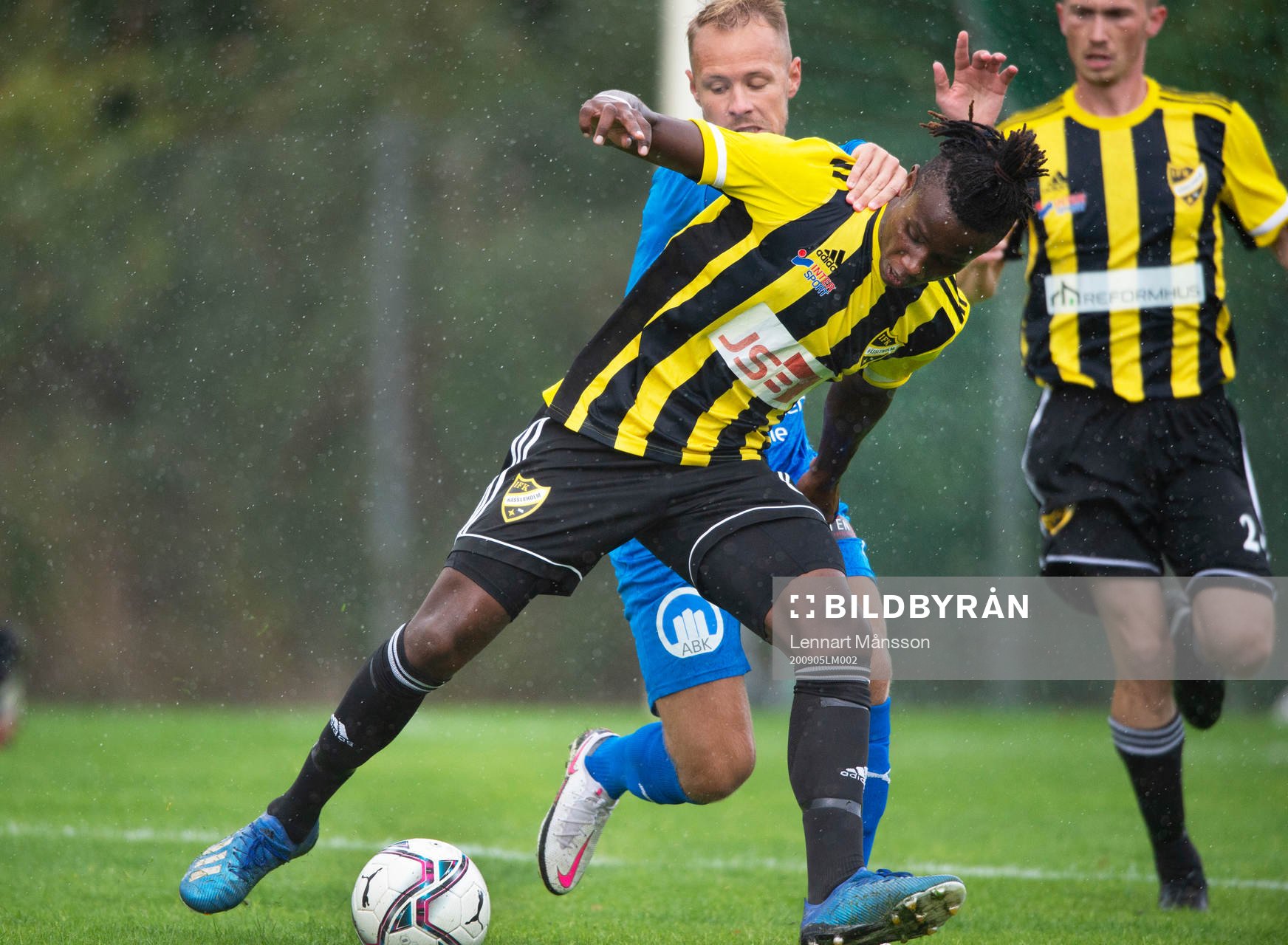 IFK Hässleholms Carl Mujaguzi och Nosabys Joel Wedenell i