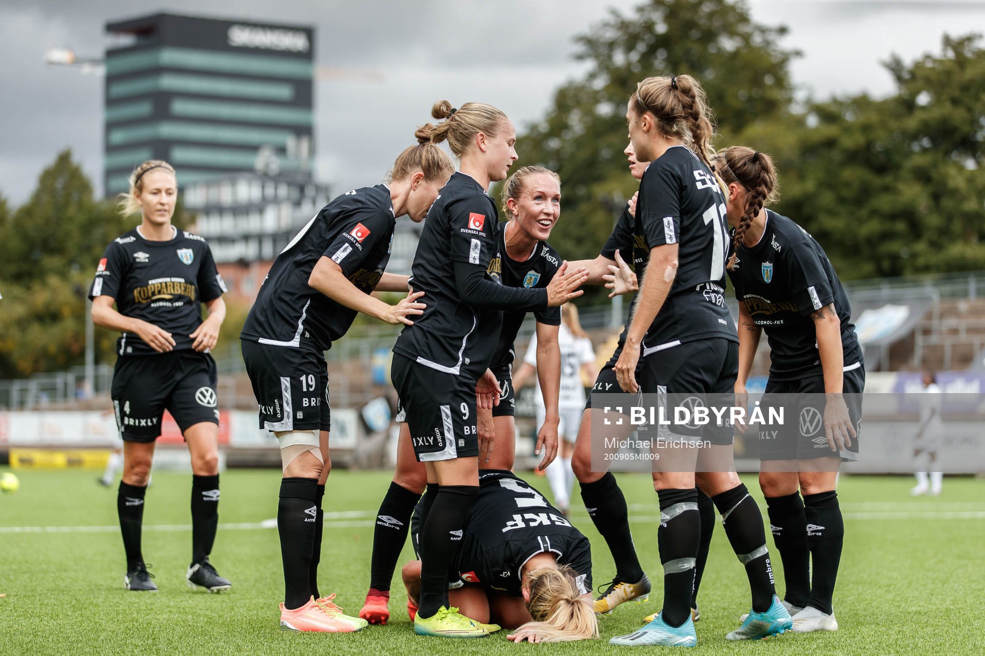 Göteborgs Emma Koivisto har ont samtidigt som lagkamrater
