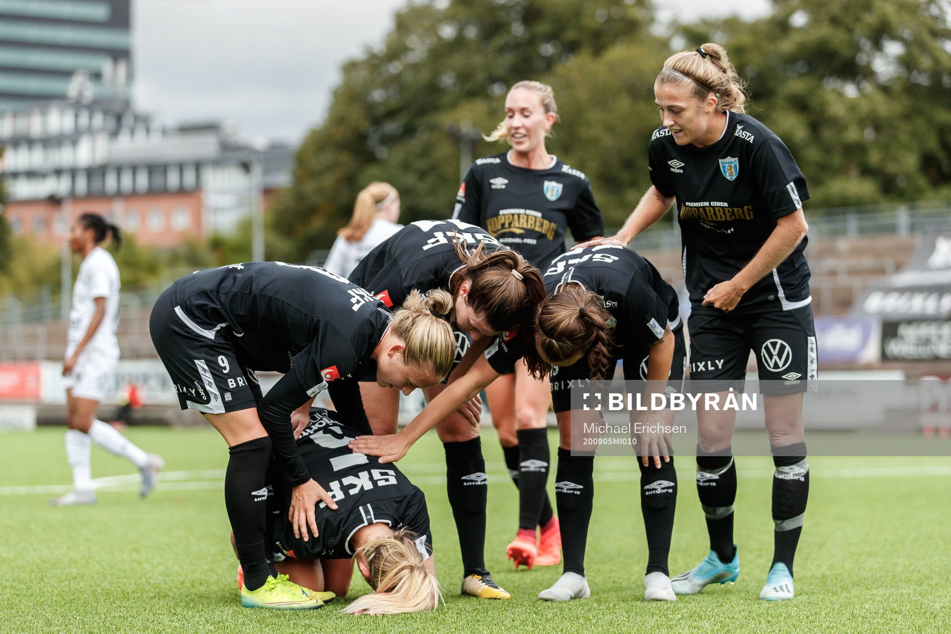 Göteborgs Emma Koivisto har ont samtidigt som lagkamrater