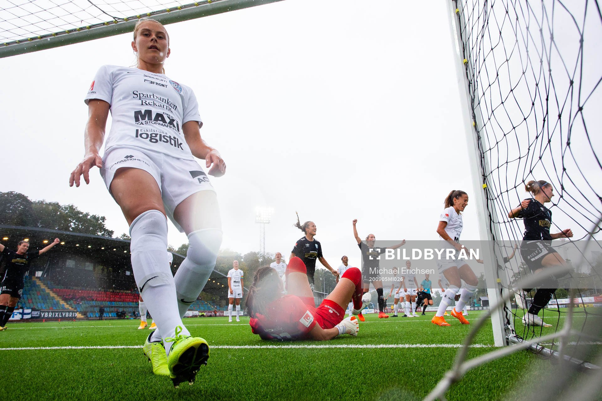 Eskilstunas Amanda Nilden och målvakt Cosette Morche deppar