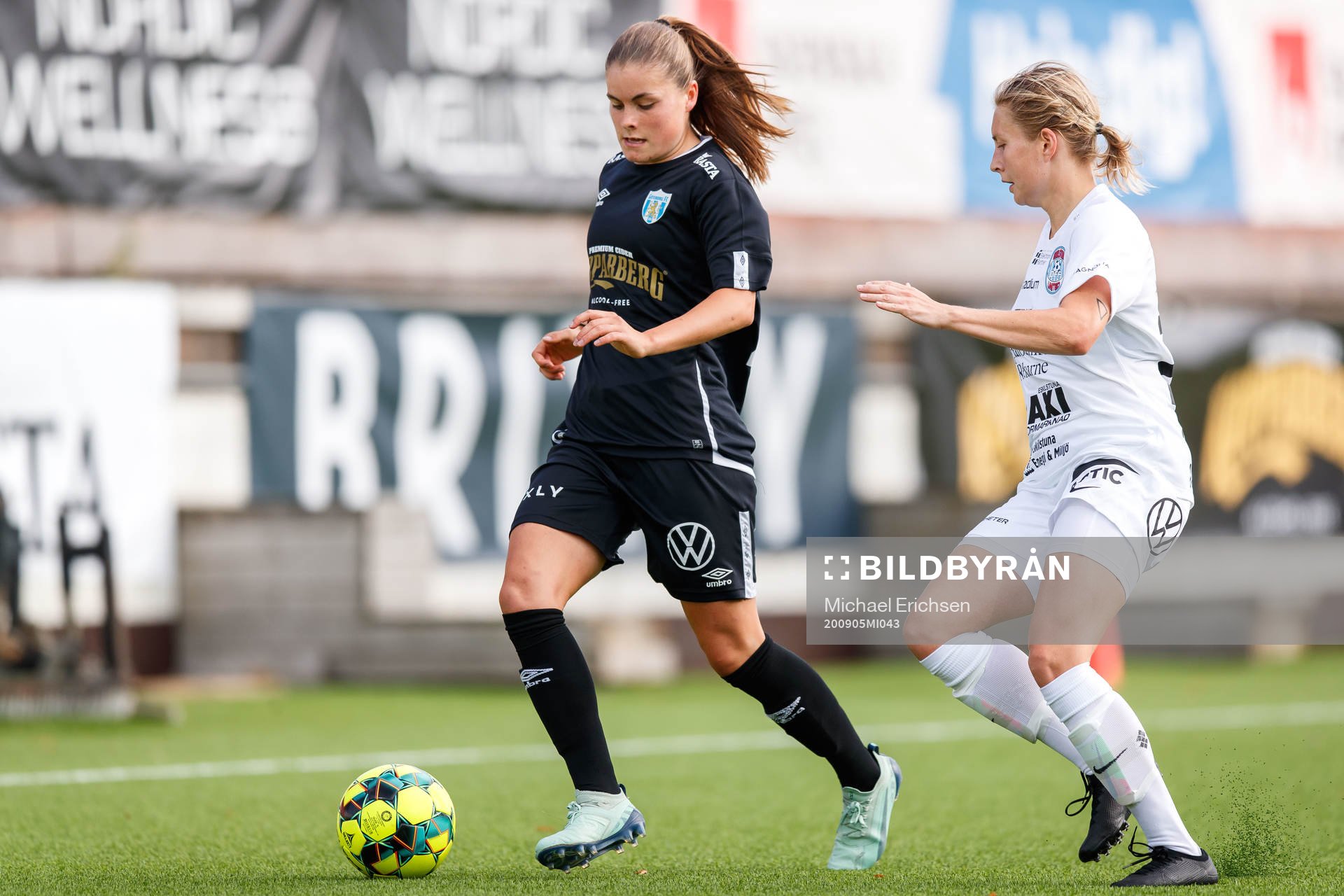 Göteborgs Hanna Wijk och Eskilstunas Fanny Andersson under fotbollsmatchen i Damallsvenskan mellan Kopparbergs/Göteborg och Eskilstuna United den 5 september 2020 i Göteborg.