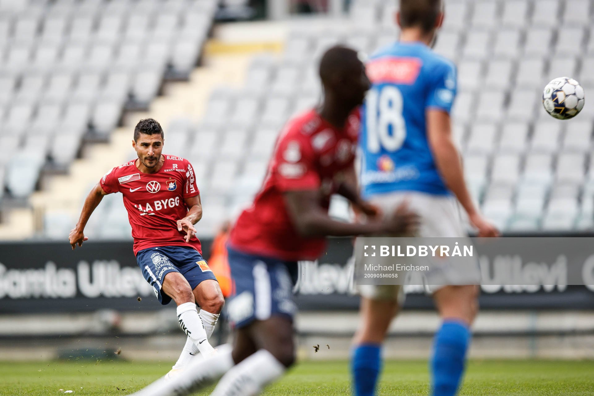 Örgrytes Ailton Jose Almeida med en frispark