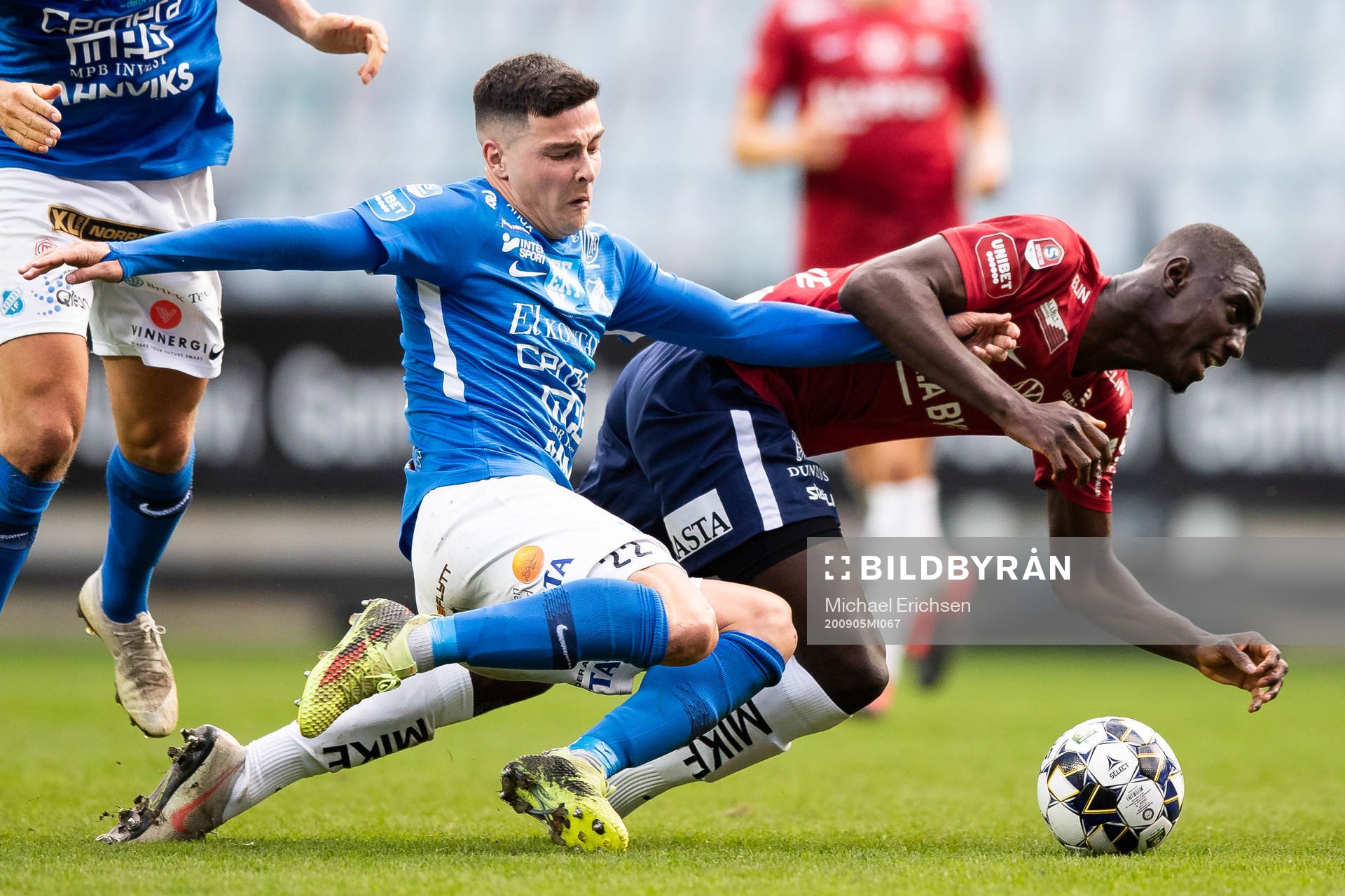 Norrbys Ezequiel Montagna tacklar Örgrytes Marokhy Ndione under fotbollsmatchen i Superettan  mellan Örgryte och Norrby den 5 september 2020 i Göteborg.