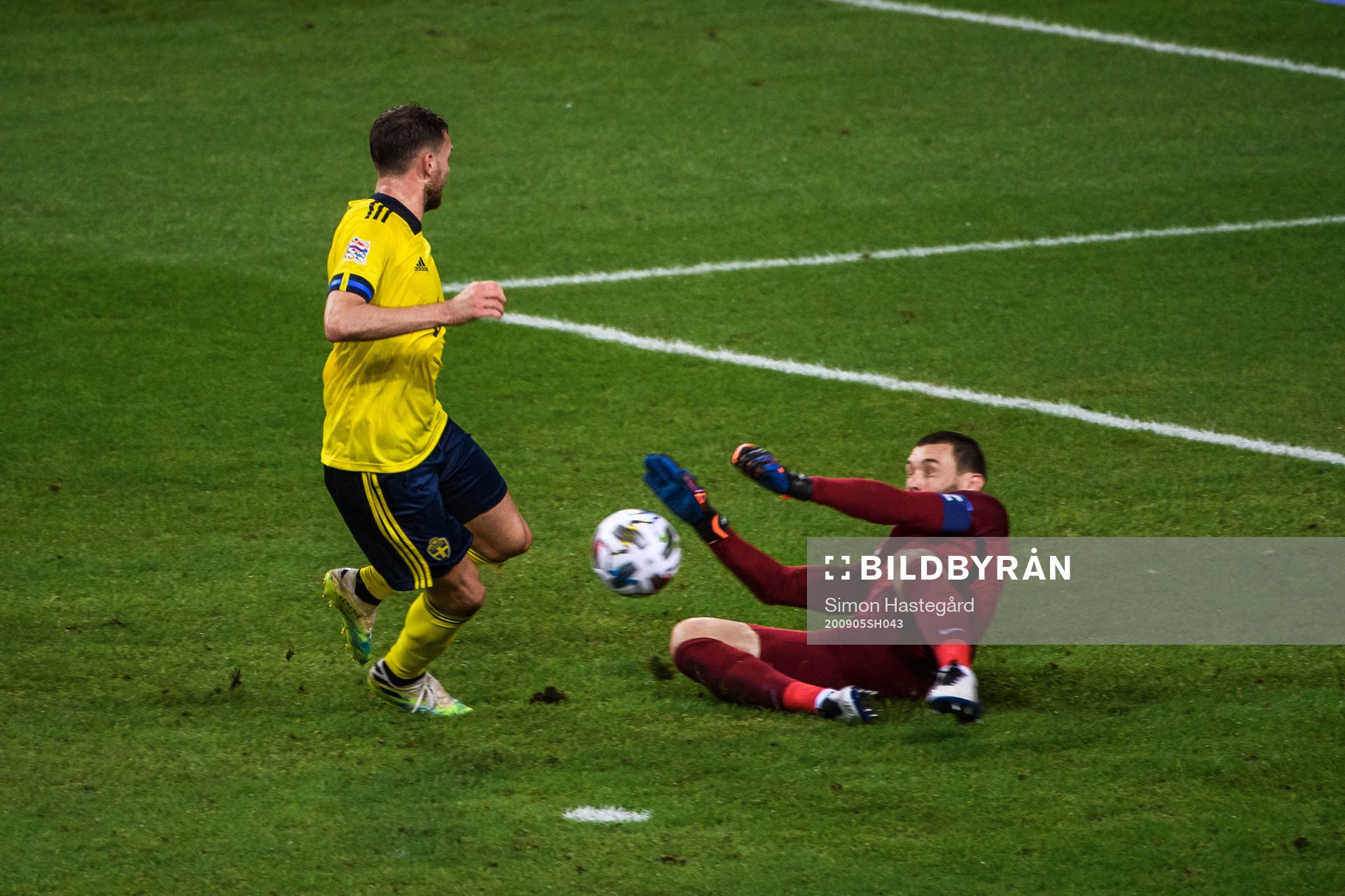 Marcus Berg of Sweden and goalkeeper Hugo Llorisof France