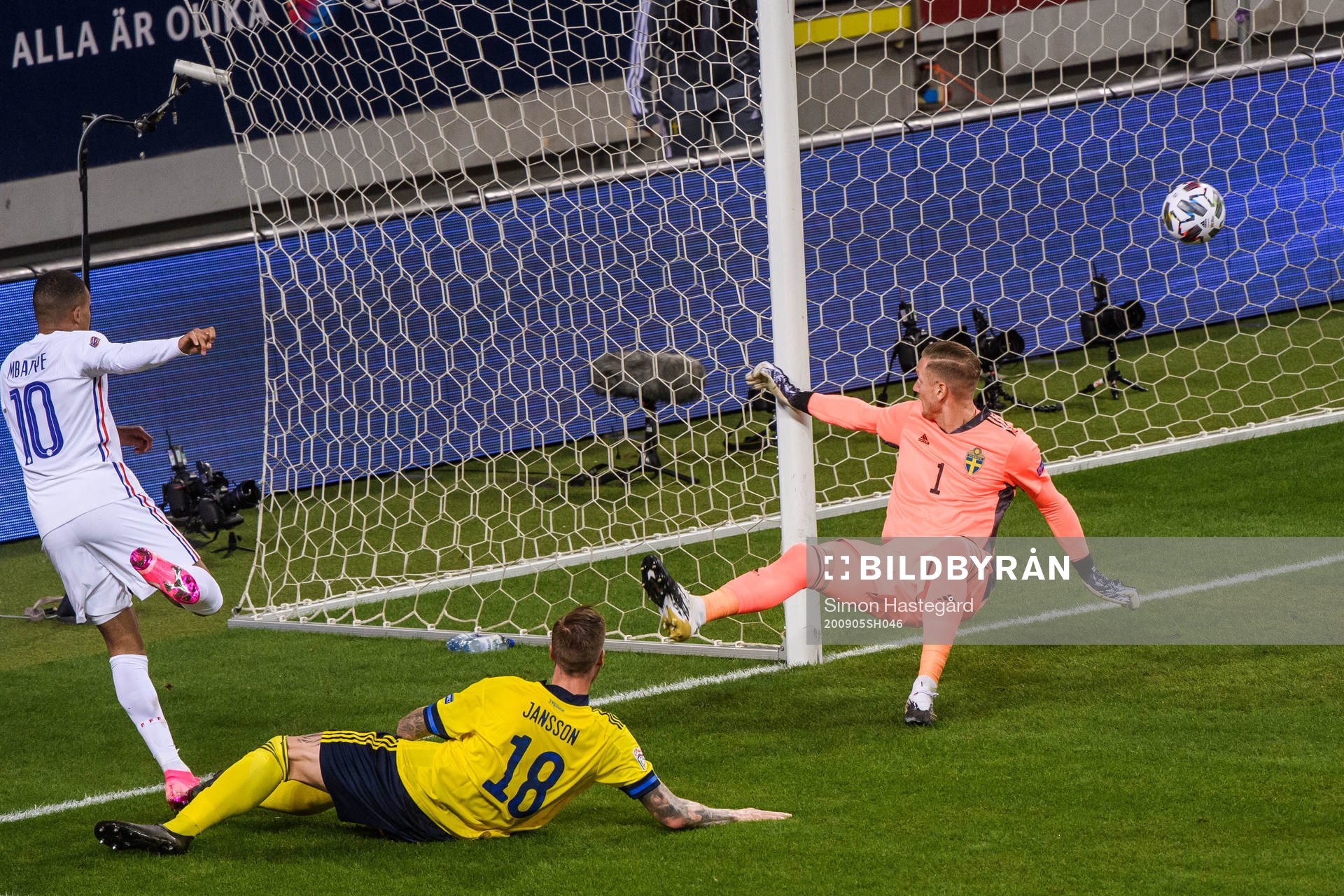Kylian Mbappé of France scores 0-1 behind Pontus Jansson