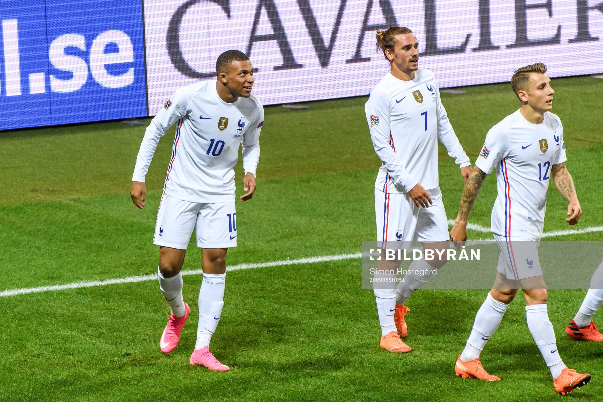 Kylian Mbappé and Antoine Griezmann of France celebrates