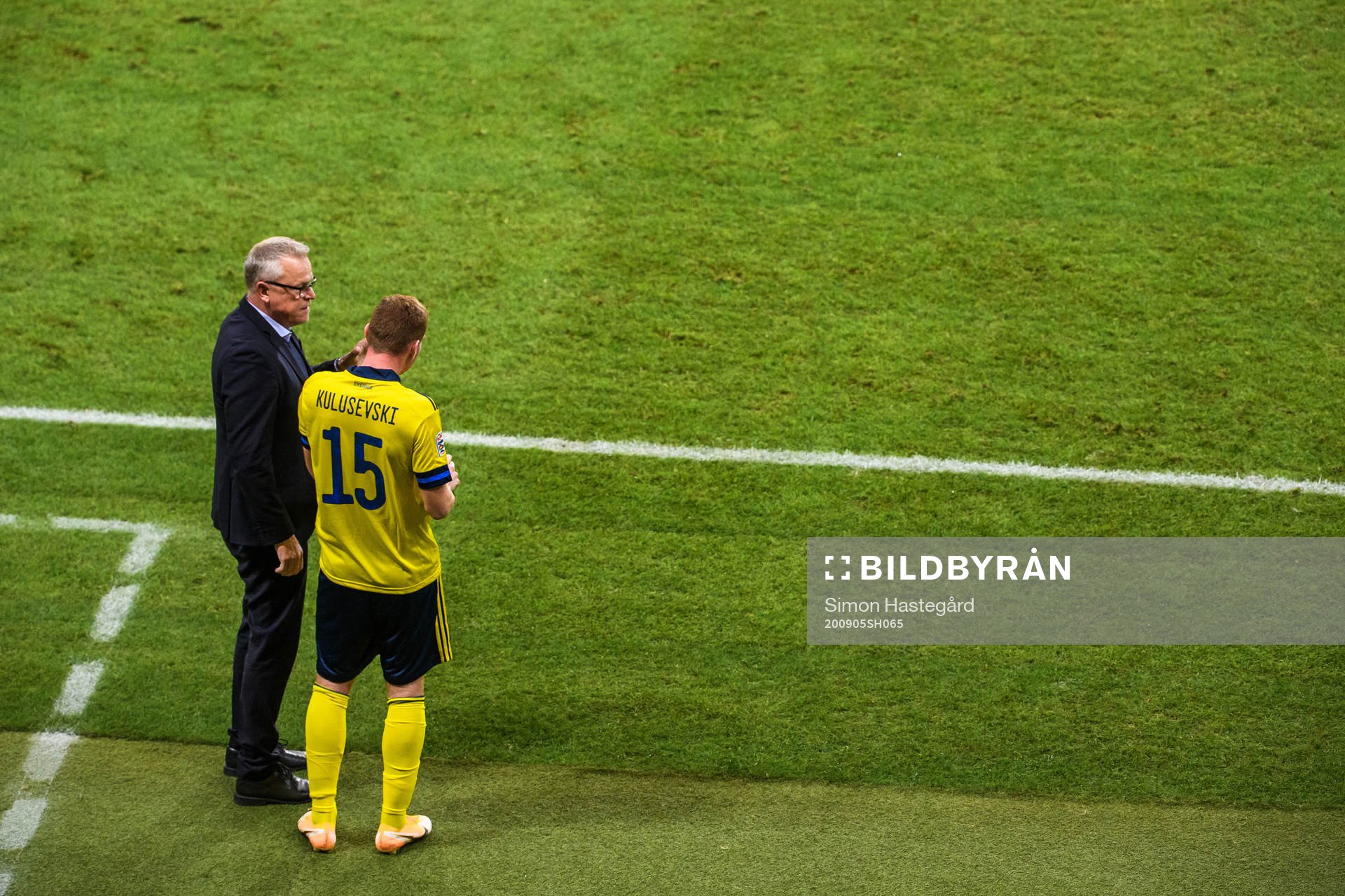 Head coach Janne Andersson and Dejan Kulusevski of Sweden