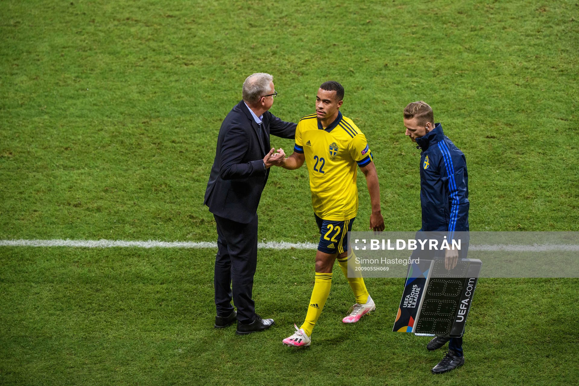 Head coach Janne Andersson and Robin Quaison of Sweden