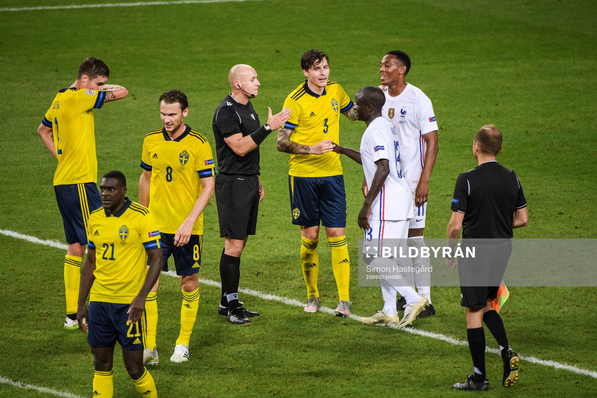 Victor Nilsson Lindelöf of Sweden in a discussion with