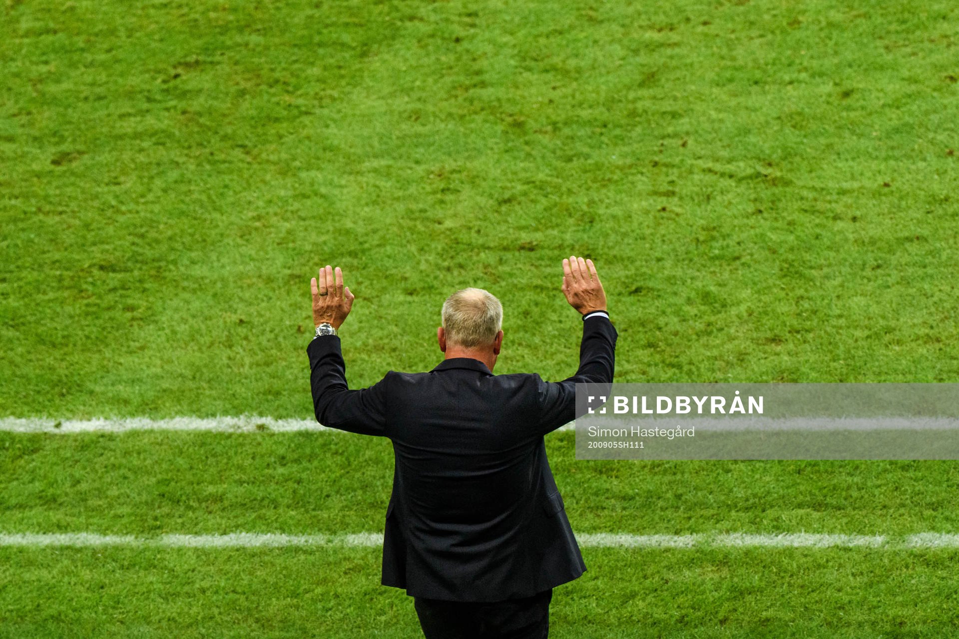 Head coach Janne Andersson of Sweden reacts