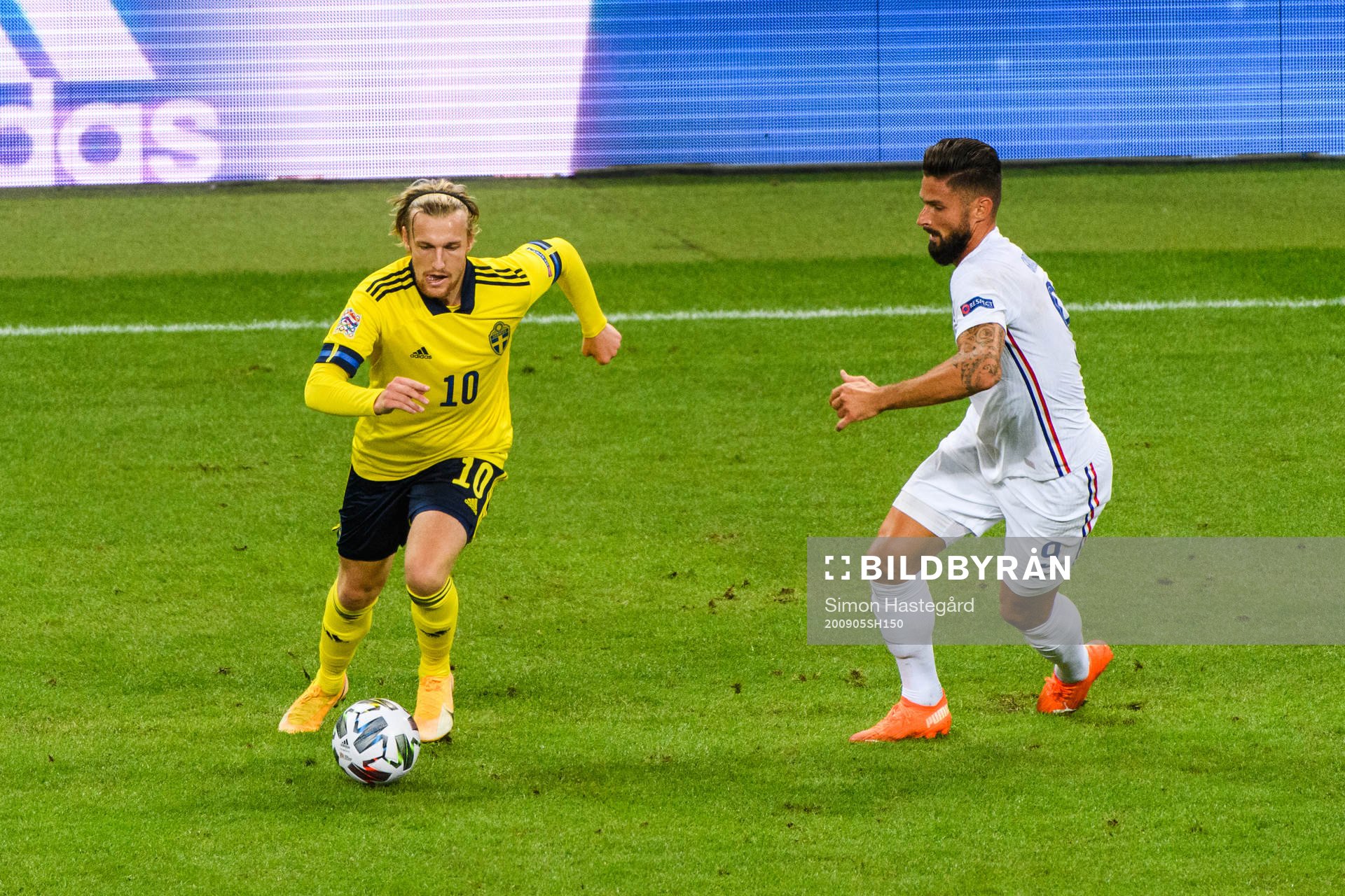 Emil Forsberg of Sweden and Olivier Giroud of France