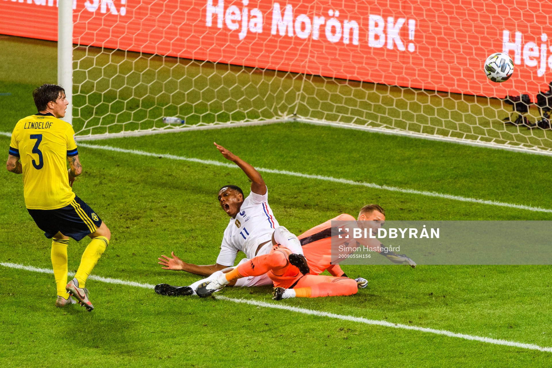 Anthony Martial of France against Victor Nilsson Lindelöf