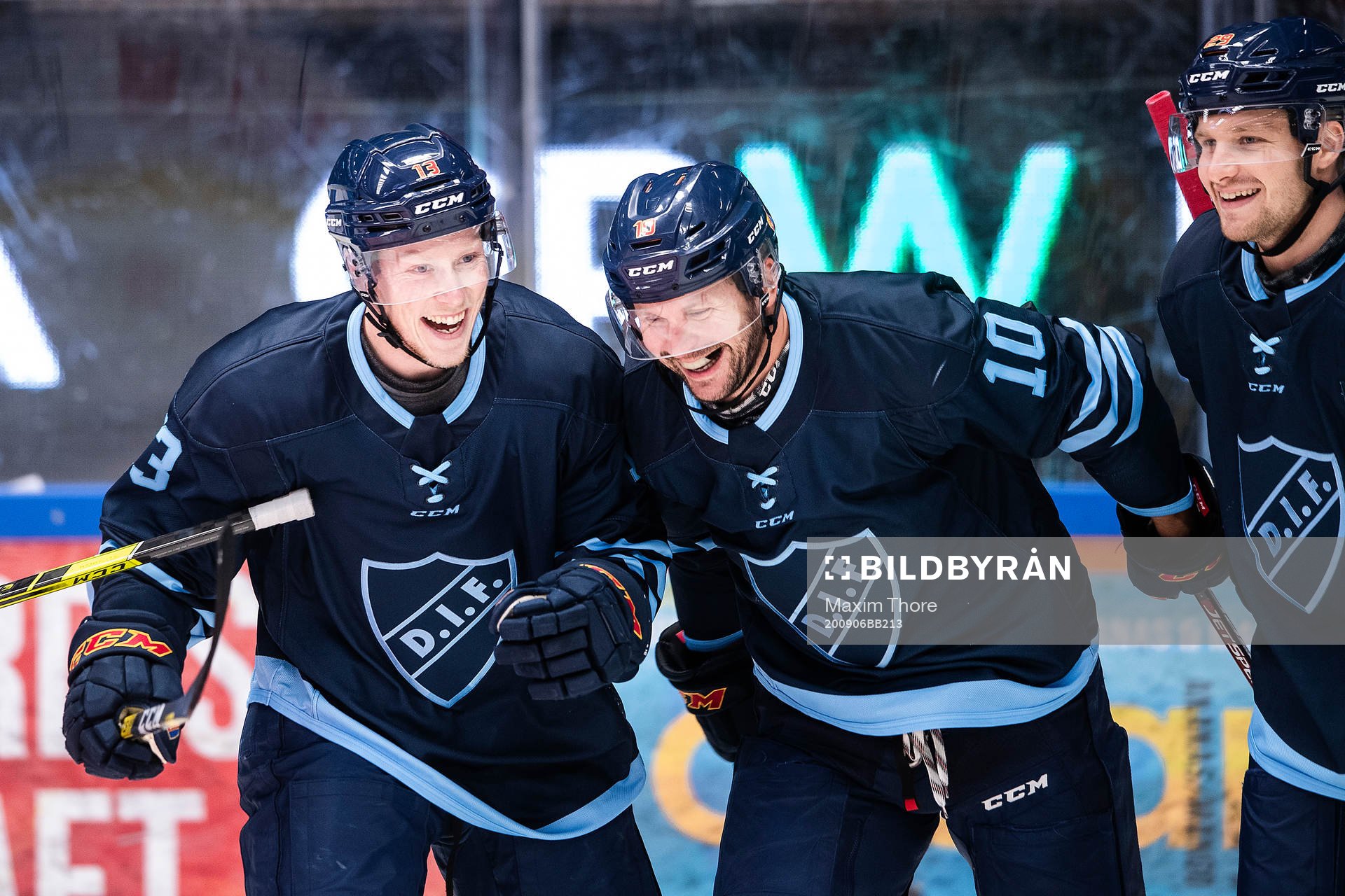 Djurgårdens Kalle Östman och Niclas Bergfors jublar
