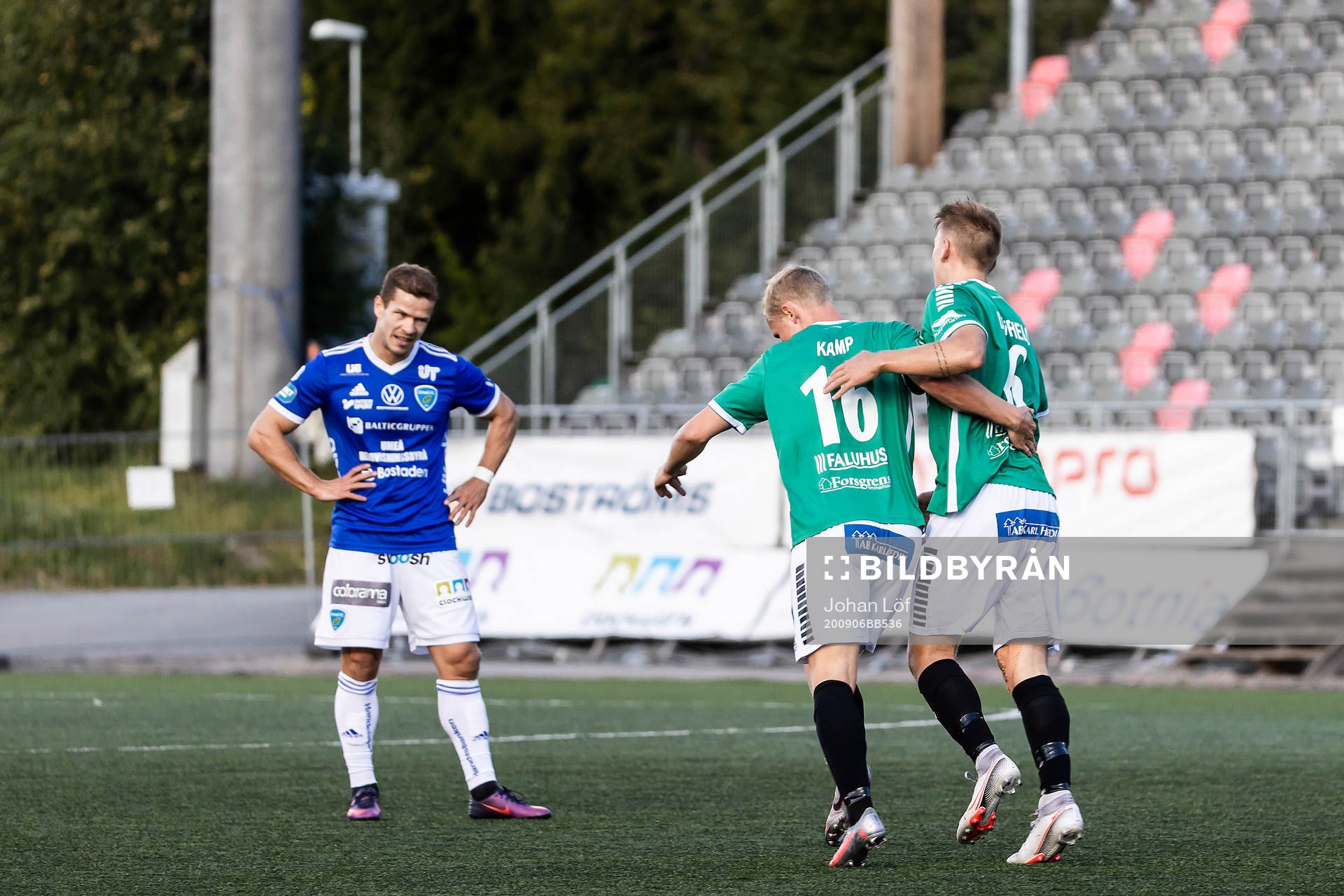 Brages Bjarni Mark Antonsson Duffield och André Kamp jublar efter 1-1 under fotbollsmatchen i Superettan mellan Umeå FC och Brage den 6 september 2020 i Umeå.