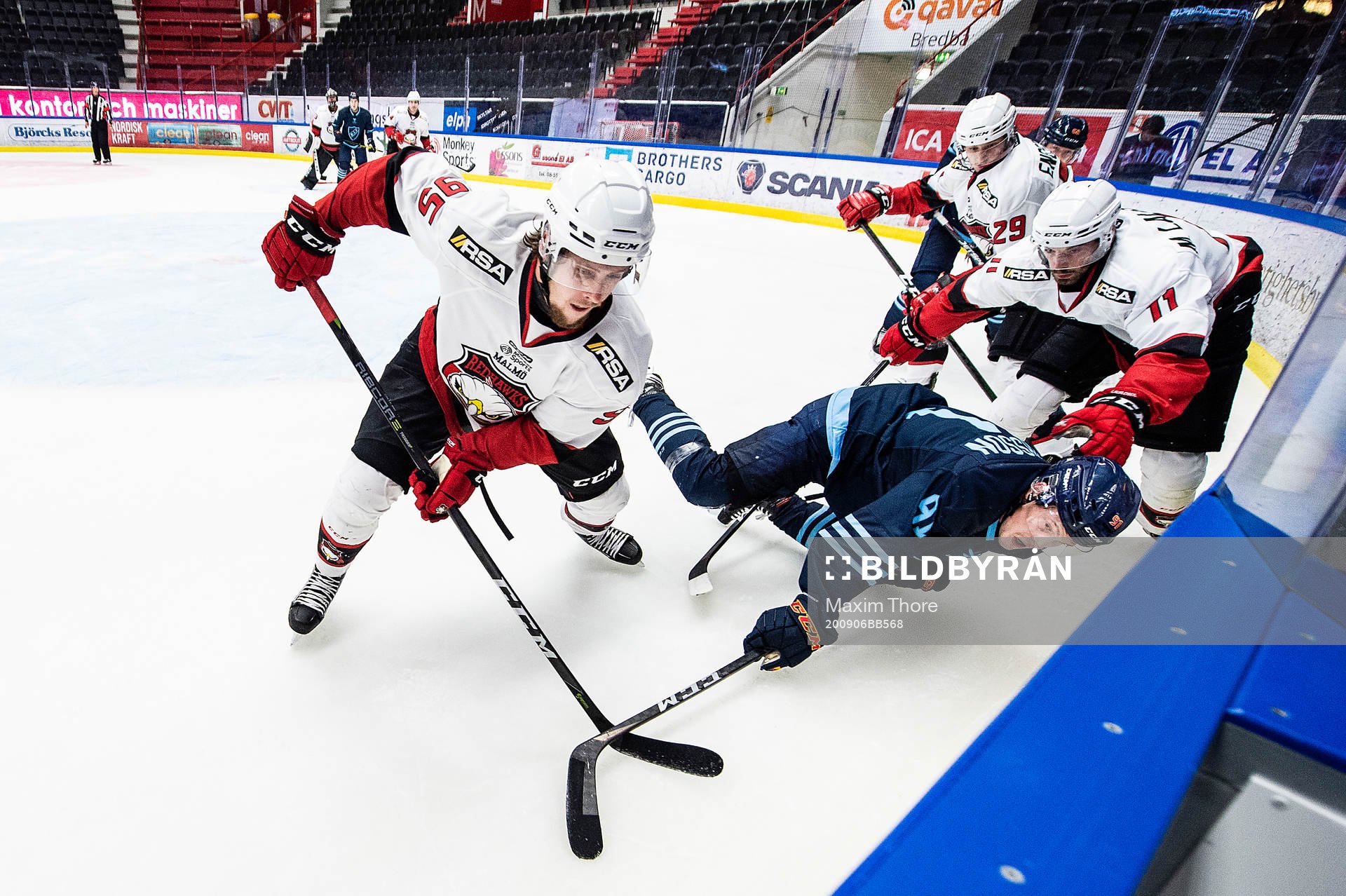 Malmö Redhawks Carl Persson och Djurgårdens Linus