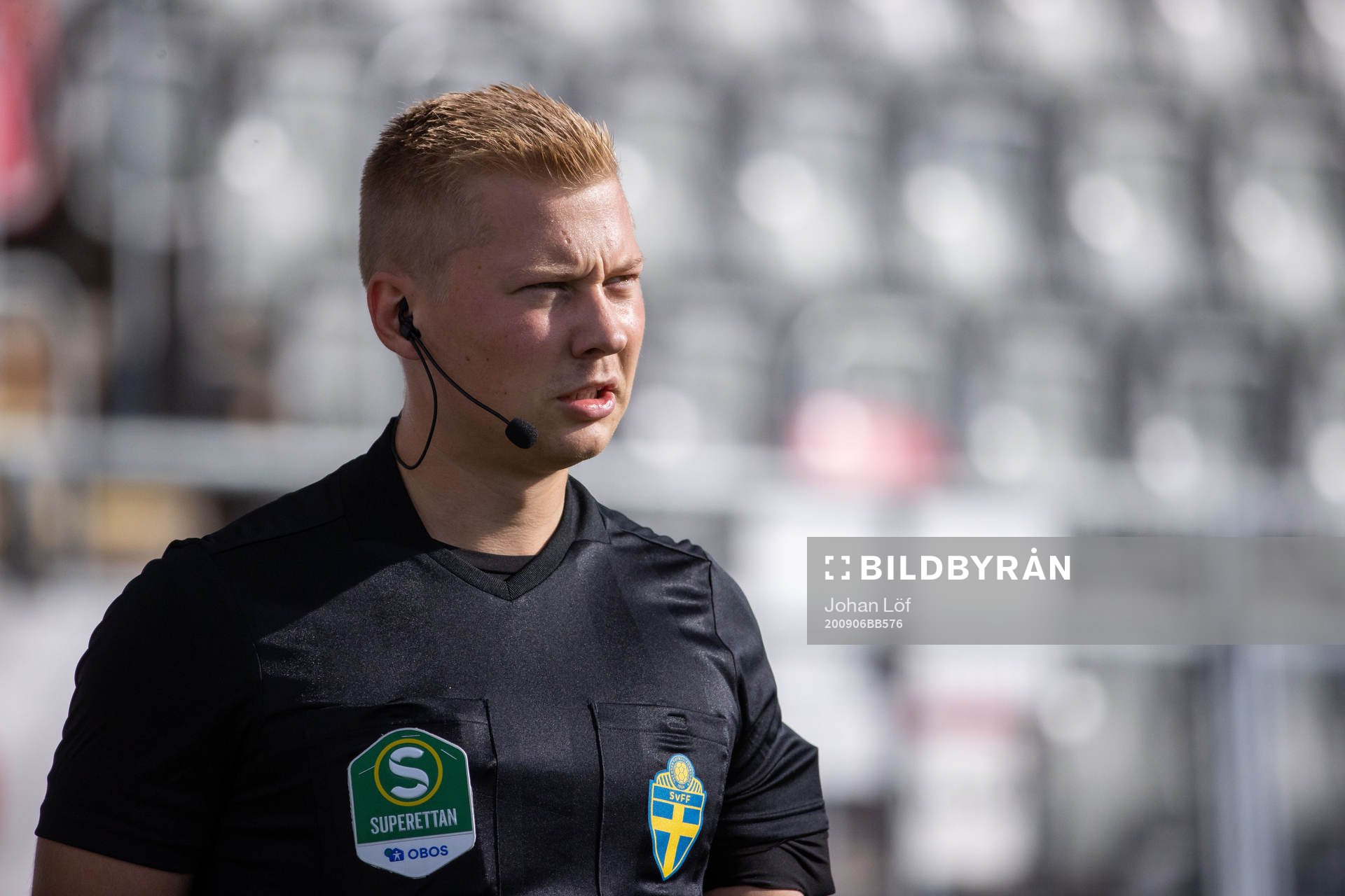 Assisterande domare Anton Sjöberg under fotbollsmatchen i Superettan  mellan Umeå FC och Brage den 6 september 2020 i Umeå.